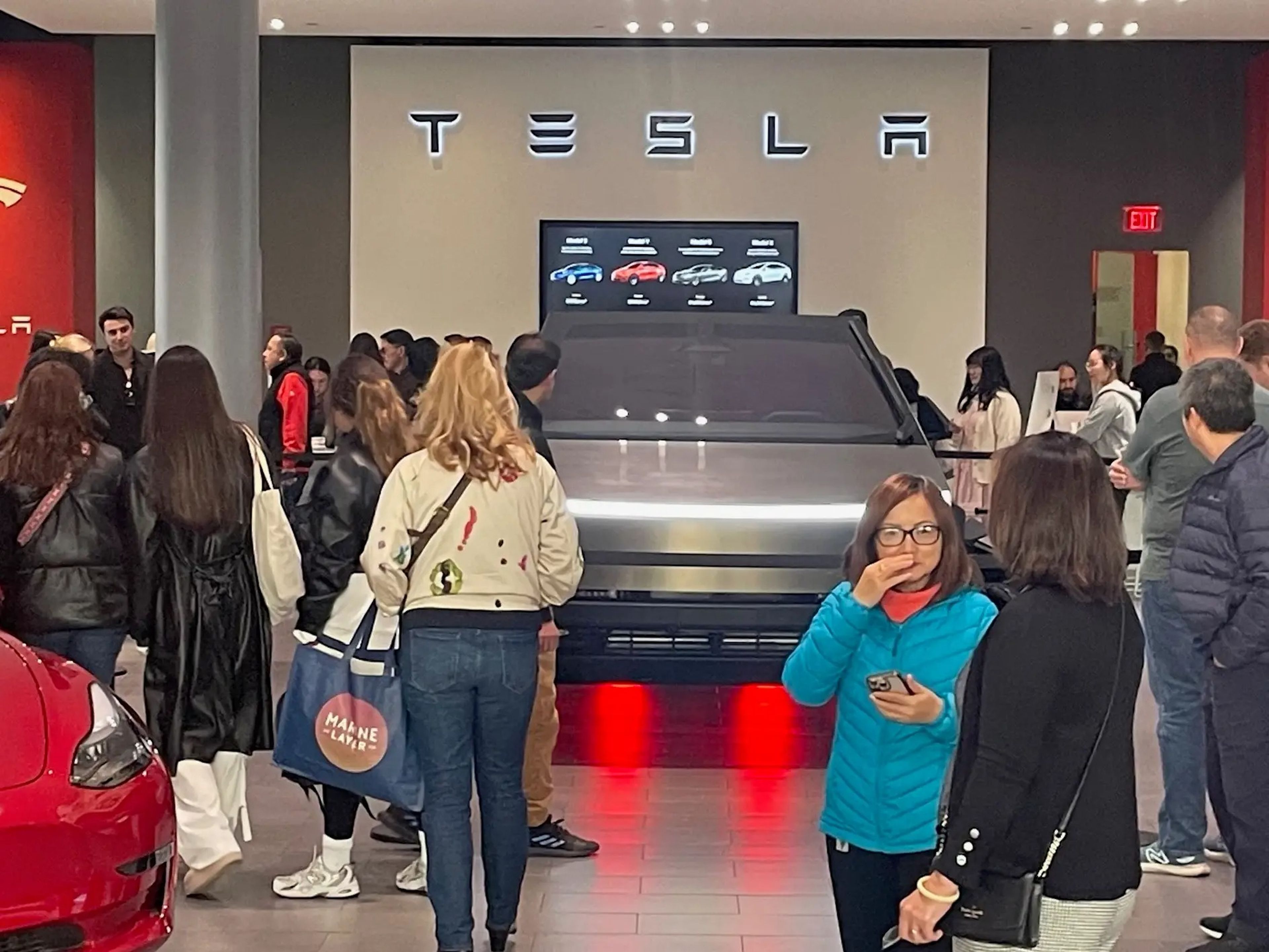 Un grupo de personas observa un Cybertruck en la sala de exposiciones de Tesla en Santana Row, San José, el 9 de diciembre de 2023.