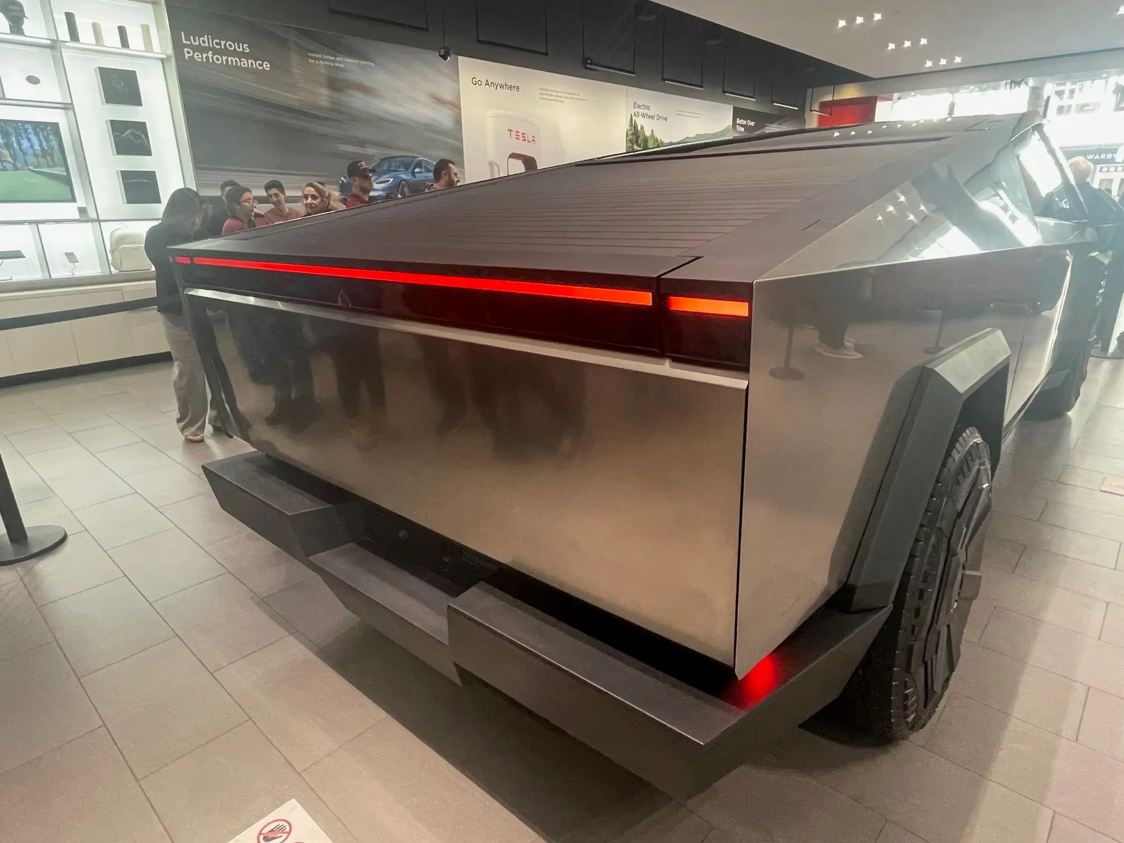 La parte trasera de un Cybertruck se muestra en la sala de exposiciones de Tesla en Santana Row, San José, California, el 9 de diciembre de 2023.