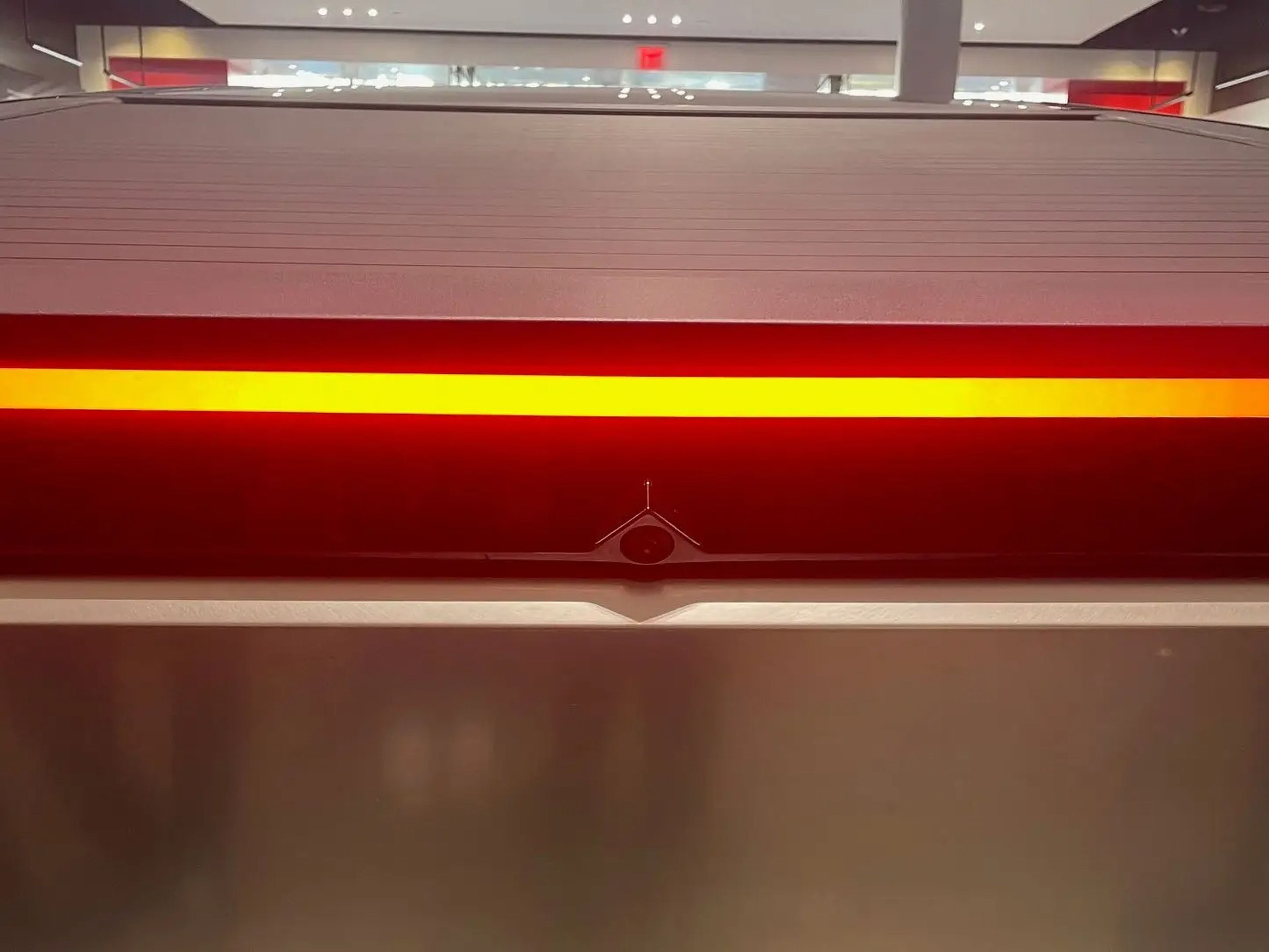 La luz trasera de un Tesla Cybertruck.