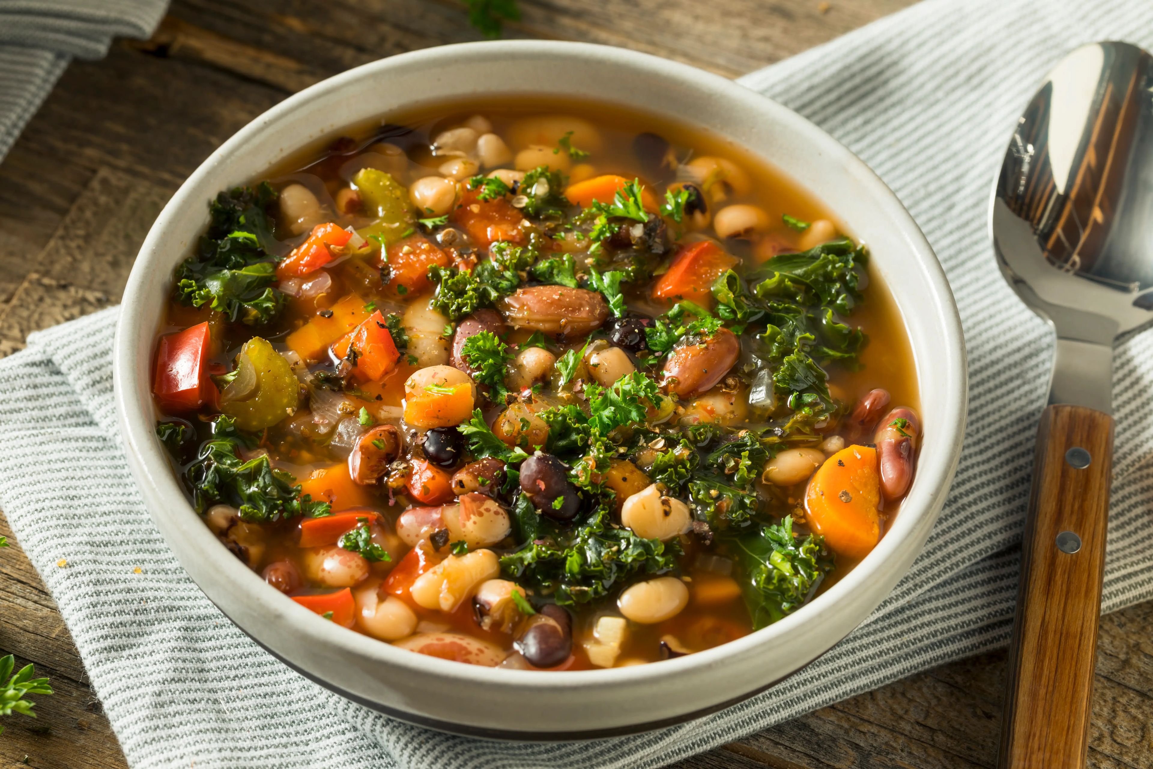 Los expertos en longevidad recomiendan añadir más verduras, legumbres, frutos secos y semillas a su dieta.