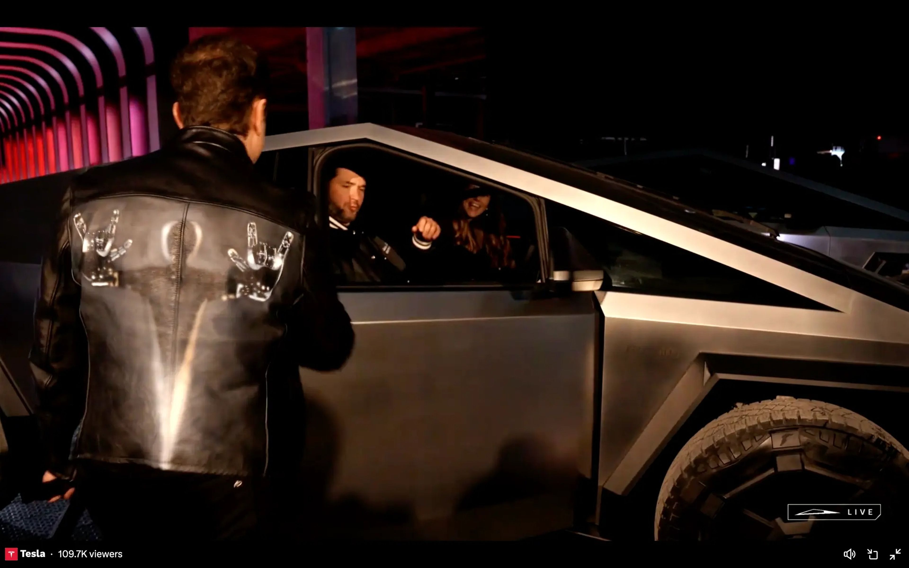 Una captura de pantalla de la transmisión en directo de la fiesta de presentación de Cybertruck muestra a Alexis Ohanian subiendo a su nuevo coche.