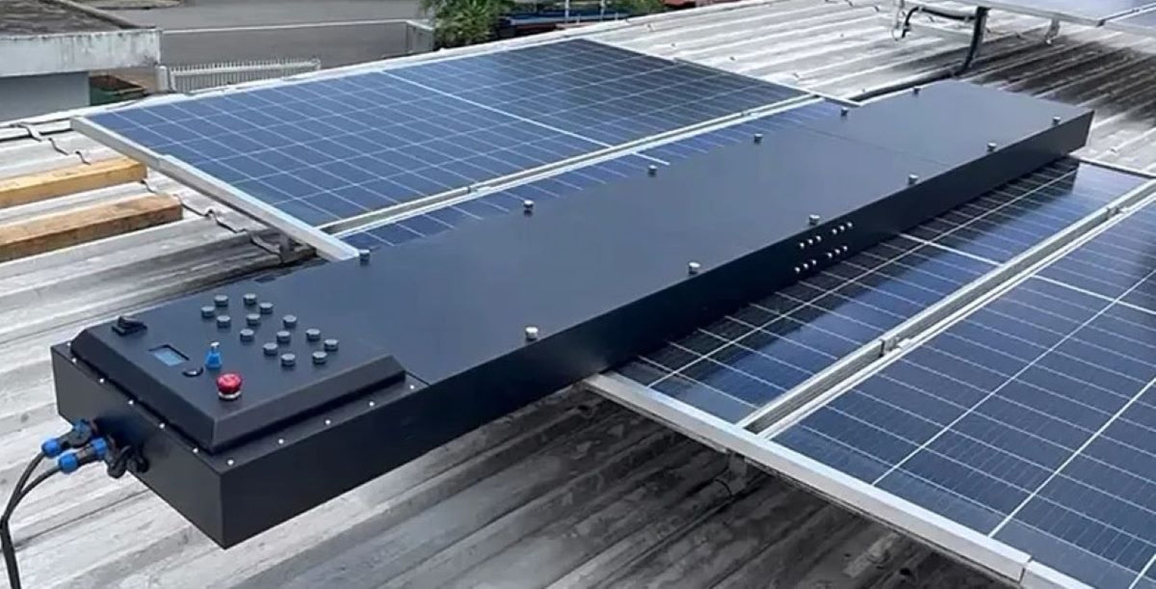 Reparador de paneles solares de la empresa EtaVolt