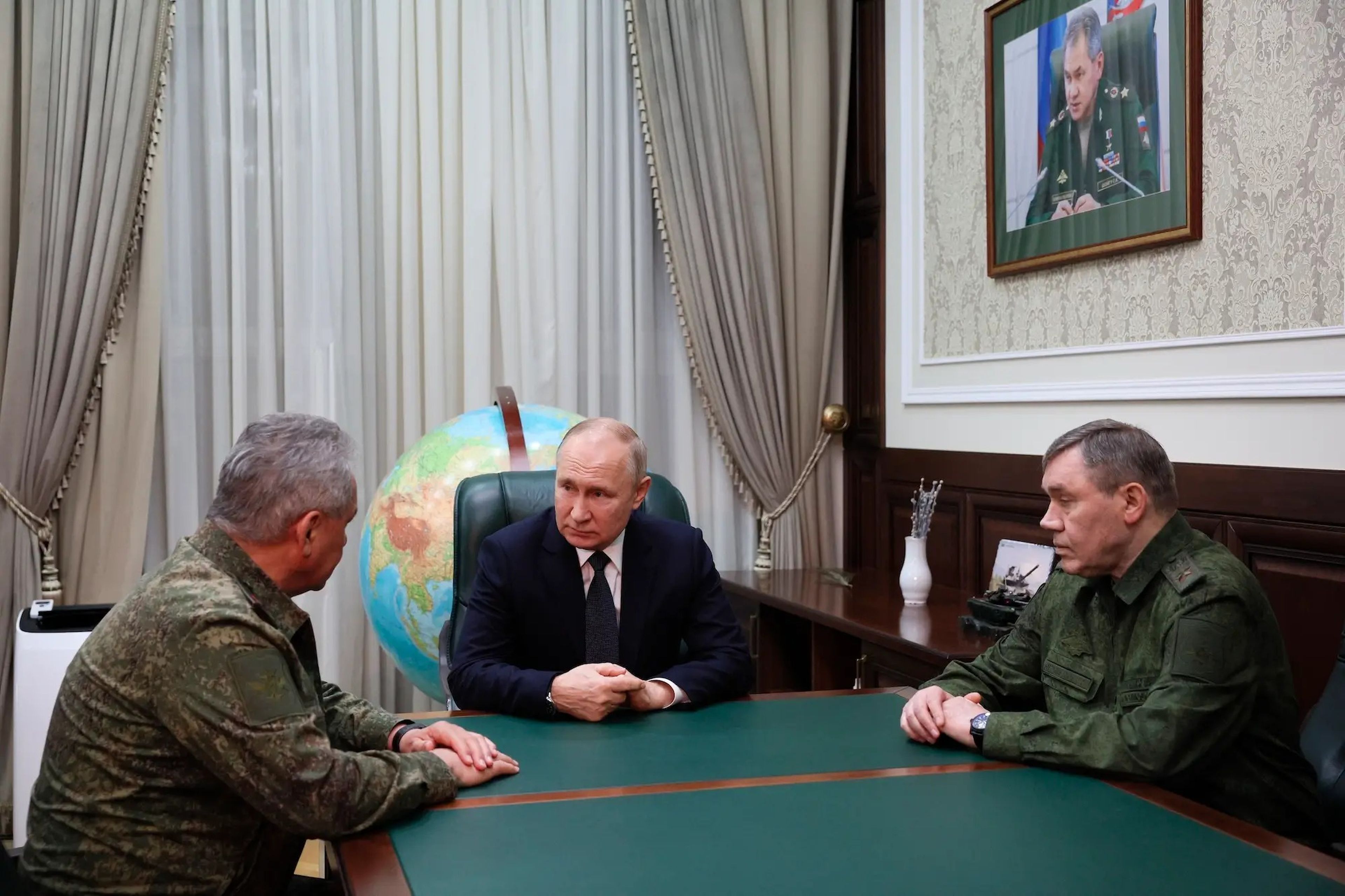 El presidente ruso, Vladímir Putin, escucha al ministro de Defensa ruso, Serguéi Shoigu, a la izquierda, y al jefe del Estado Mayor ruso, el general Valeri Guerásimov, en noviembre de 2023. 