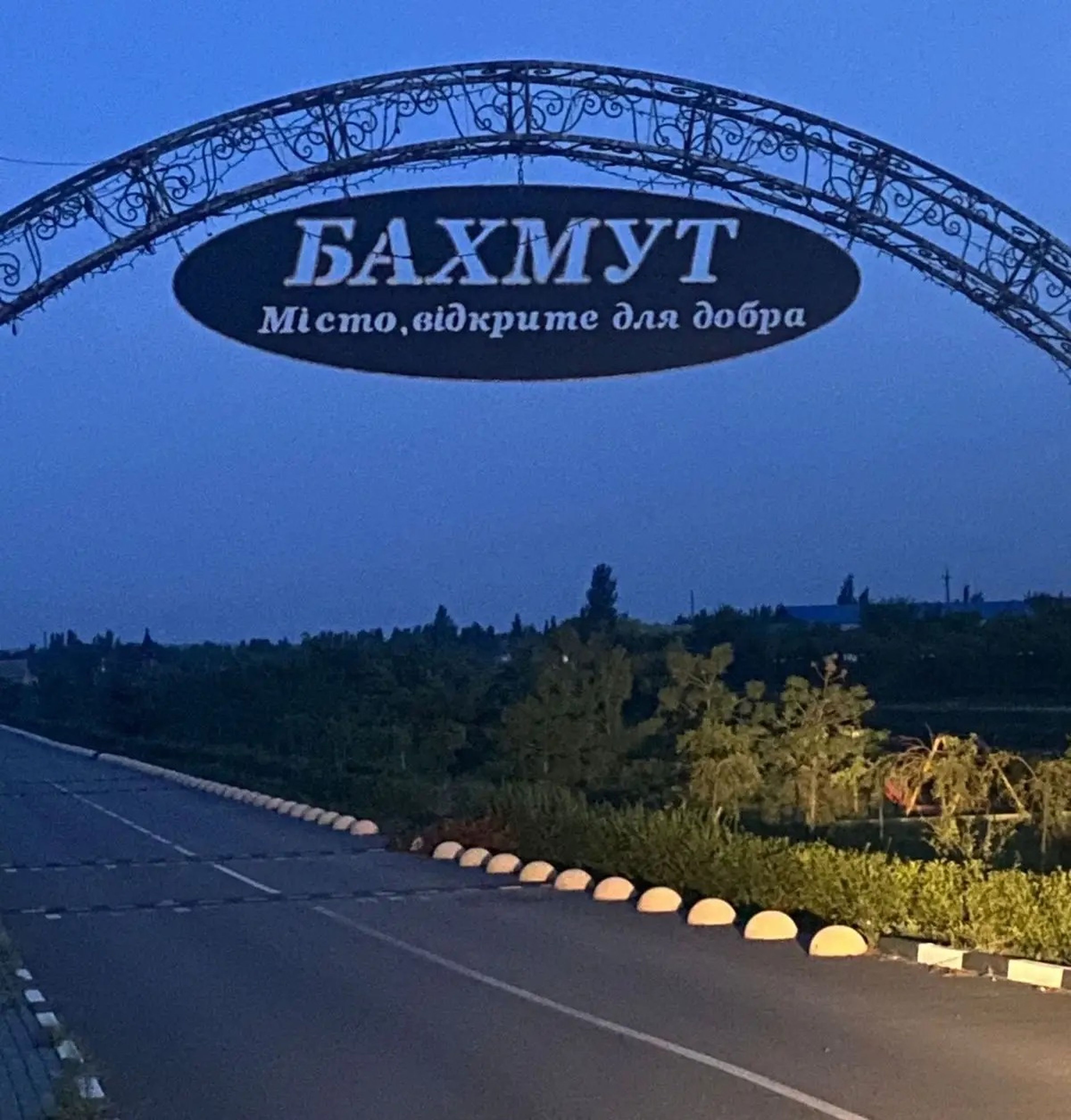 Un cartel anuncia: "Bajmut, un lugar para la bondad". 