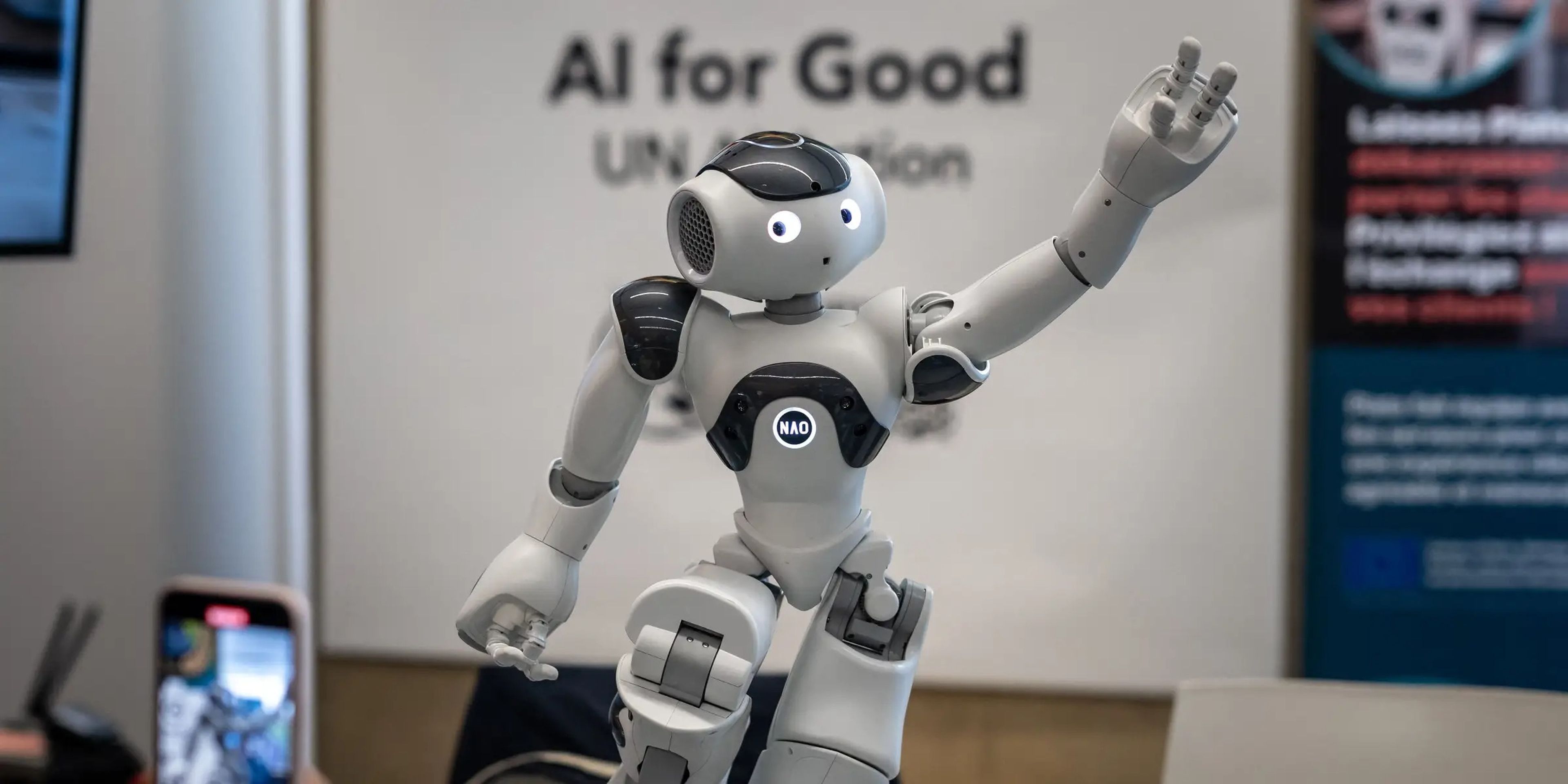 Nao, un androide autónomo desarrollado por Aldebaran Robotics, puede hacer de tutor personal por un módico precio de 12.000 euros.