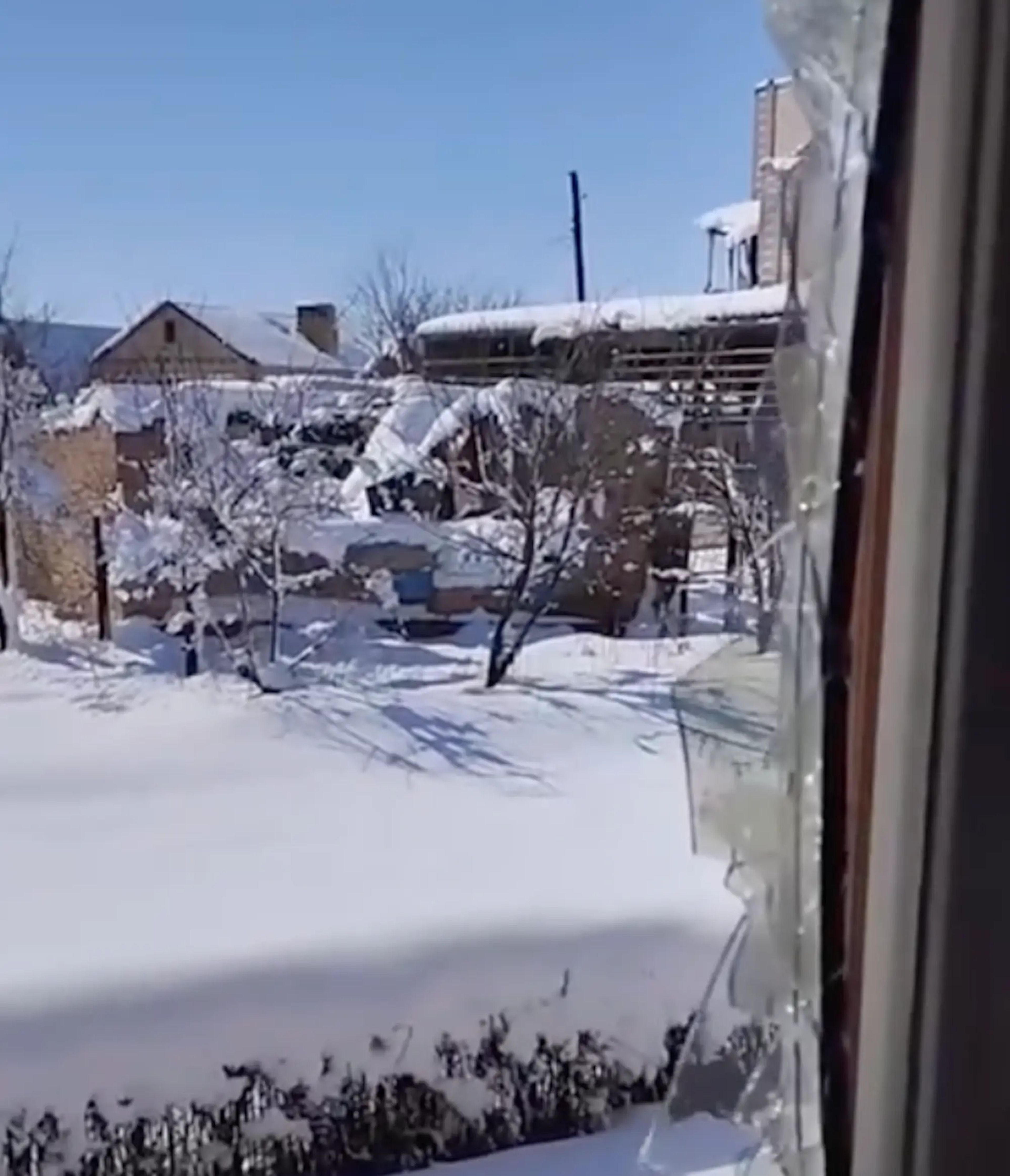 Una escena nevada en Bajmut captada por la 3ª Brigada de Asalto de Ucrania. 