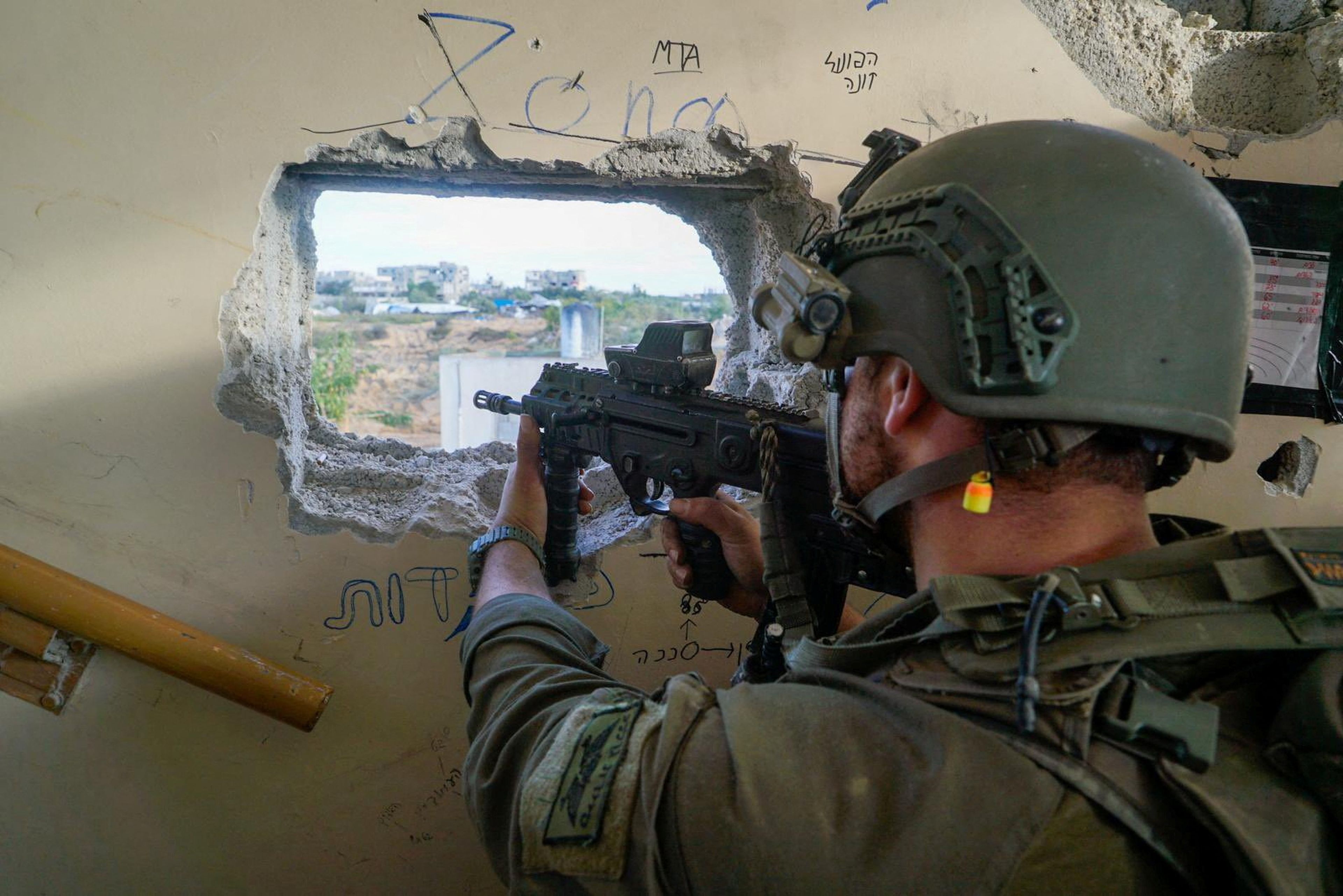 La foto del día: El ejército israelí ha vuelto a atacar objetivos en la Franja de Gaza tras interceptar un misil lanzado desde allí a primera hora de la mañana, poco antes de que expirase el plazo del alto el fuego.