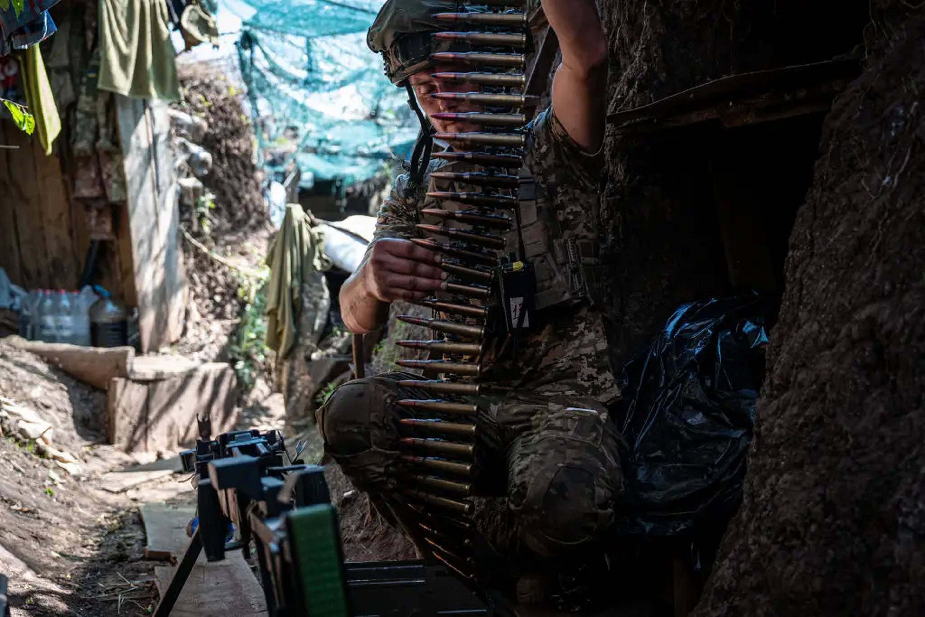 Un soldado ucraniano carga una ametralladora dentro de una trinchera en medio de la guerra entre Rusia y Ucrania en el óblast de Donetsk, Ucrania, el 17 de agosto de 2023.