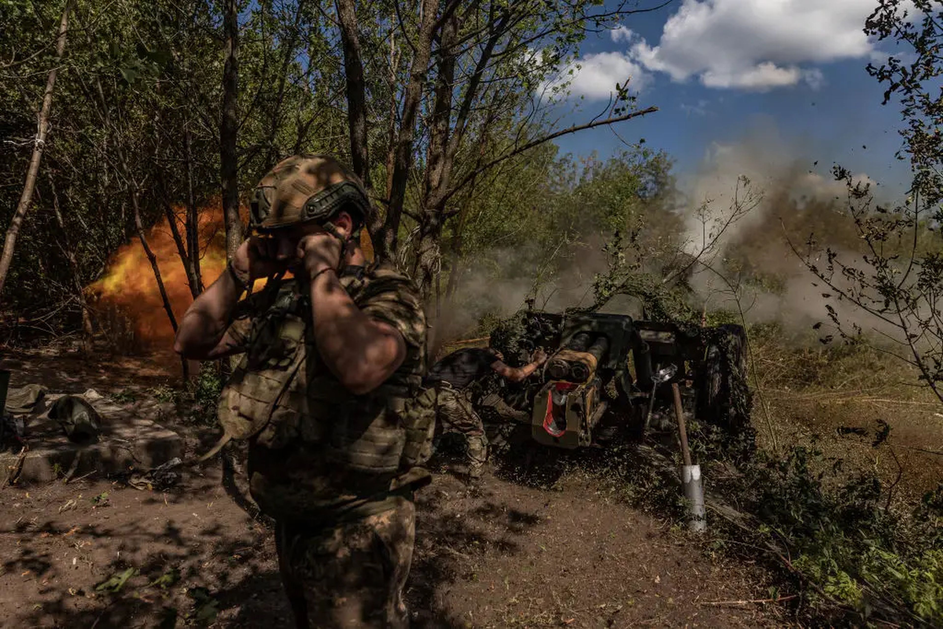 Soldados ucranianos disparan con artillería D-30 contra posiciones rusas en dirección a la localidad de Klishchiivka, en el óblast de Donetsk, Ucrania, el 13 de agosto de 2023.