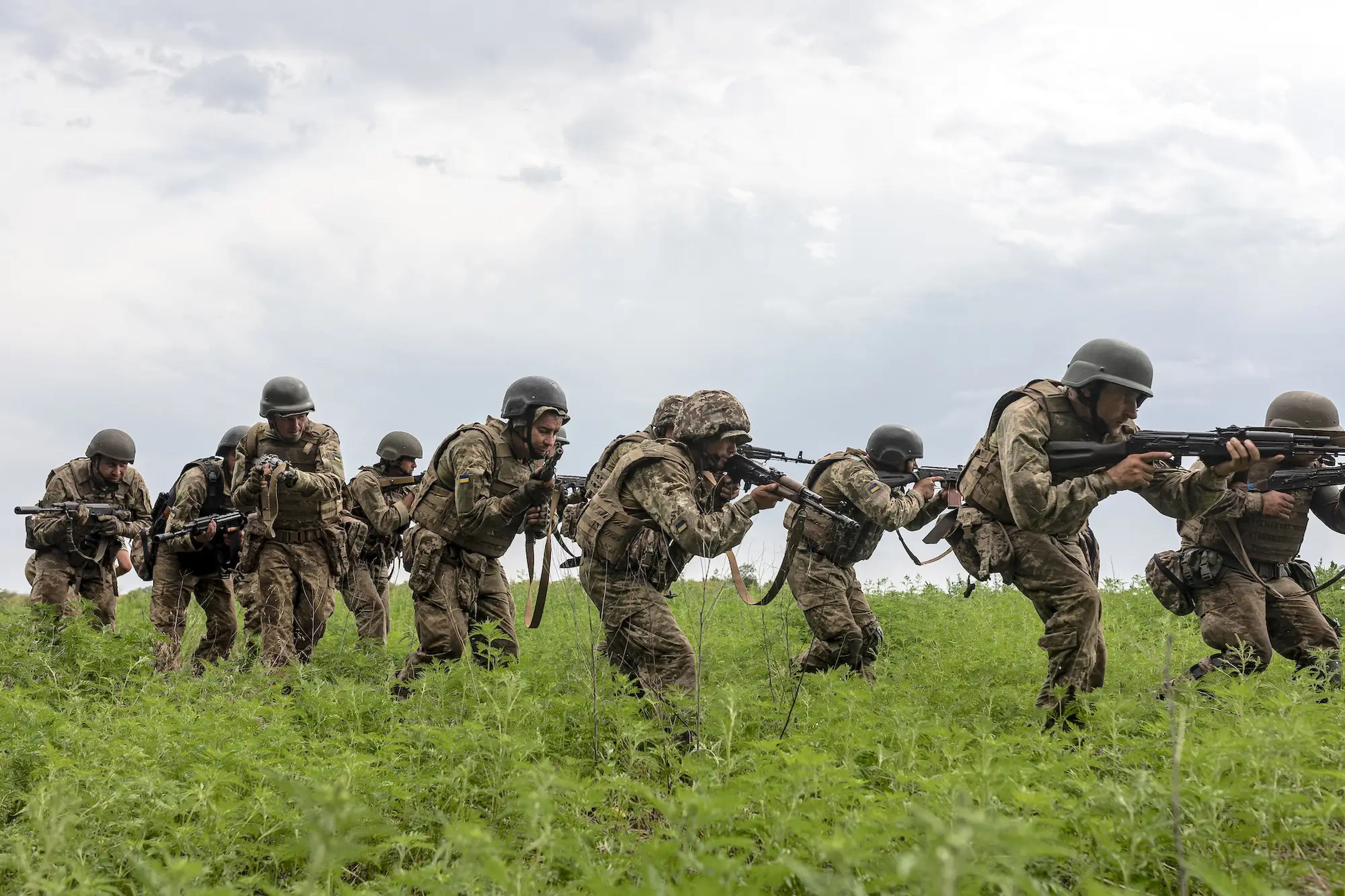 Soldados ucranianos durante un entrenamiento de infantería en la región de Donetsk el 11 de agosto de 2023. 