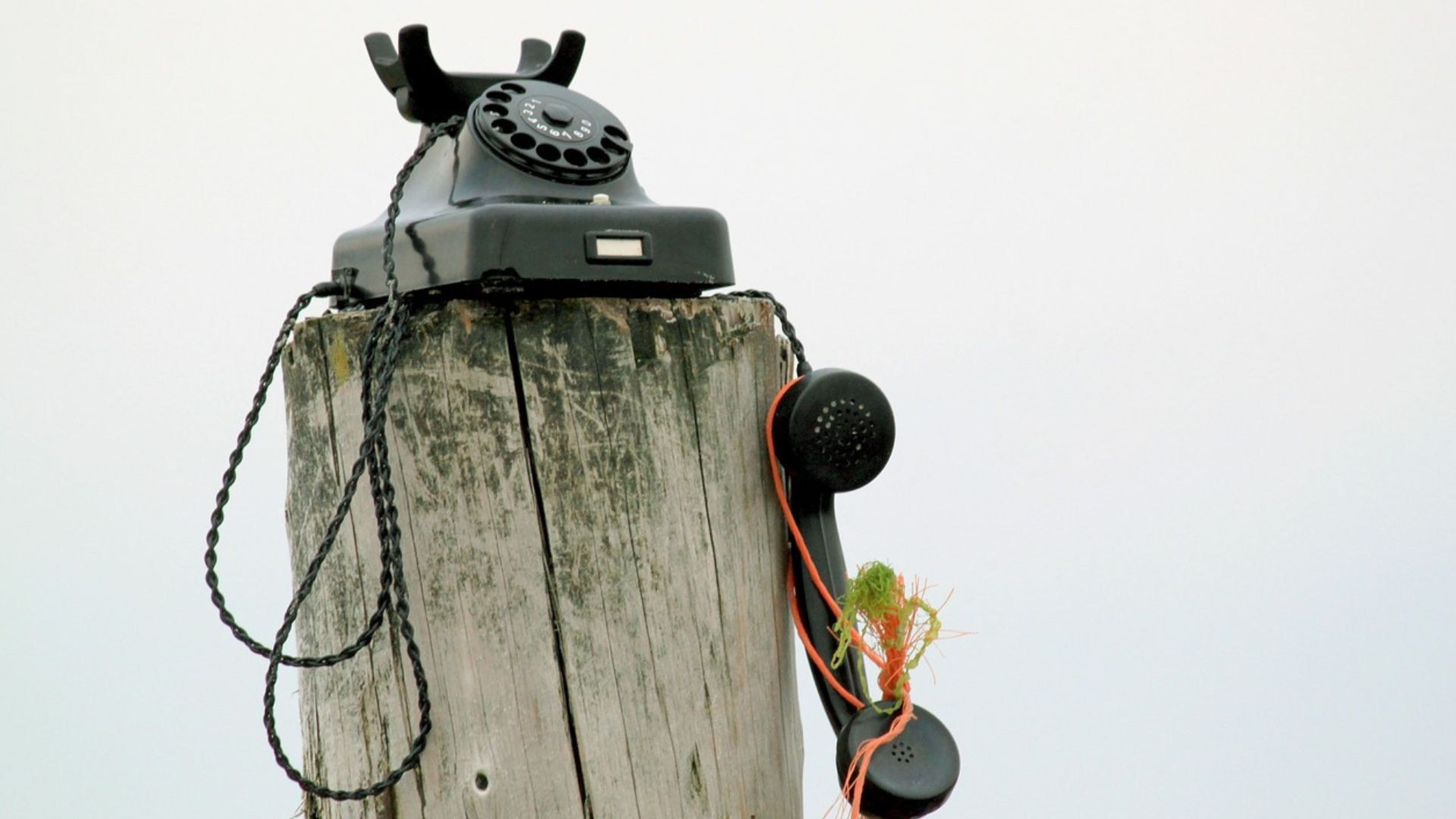 Un teléfono antiguo sobre una madera.
