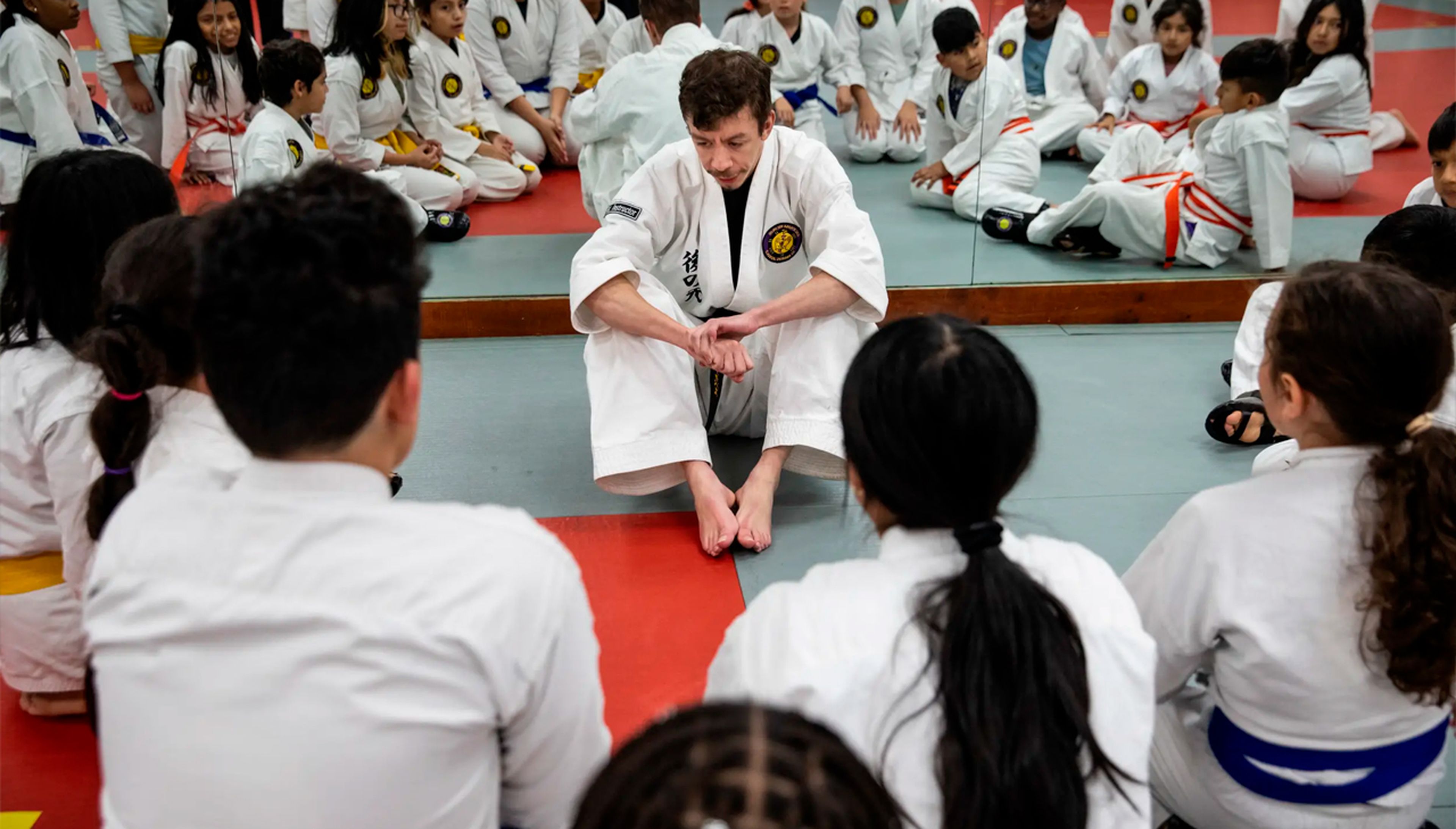 Tobi con sus alumnos en Go No Sen Karate en Peekskill, NY.
