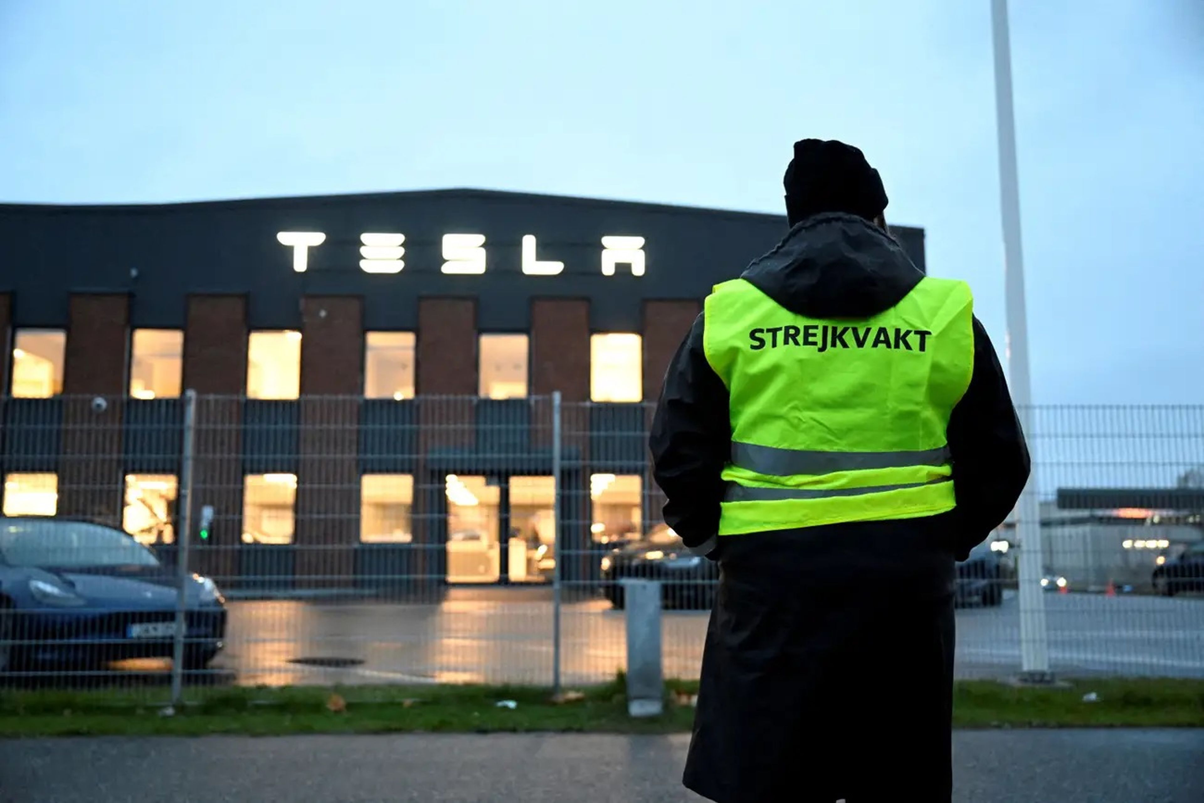 Un trabajador de IF Metall en huelga frente al Centro de Servicio de Tesla en Segeltorp, Suecia.
