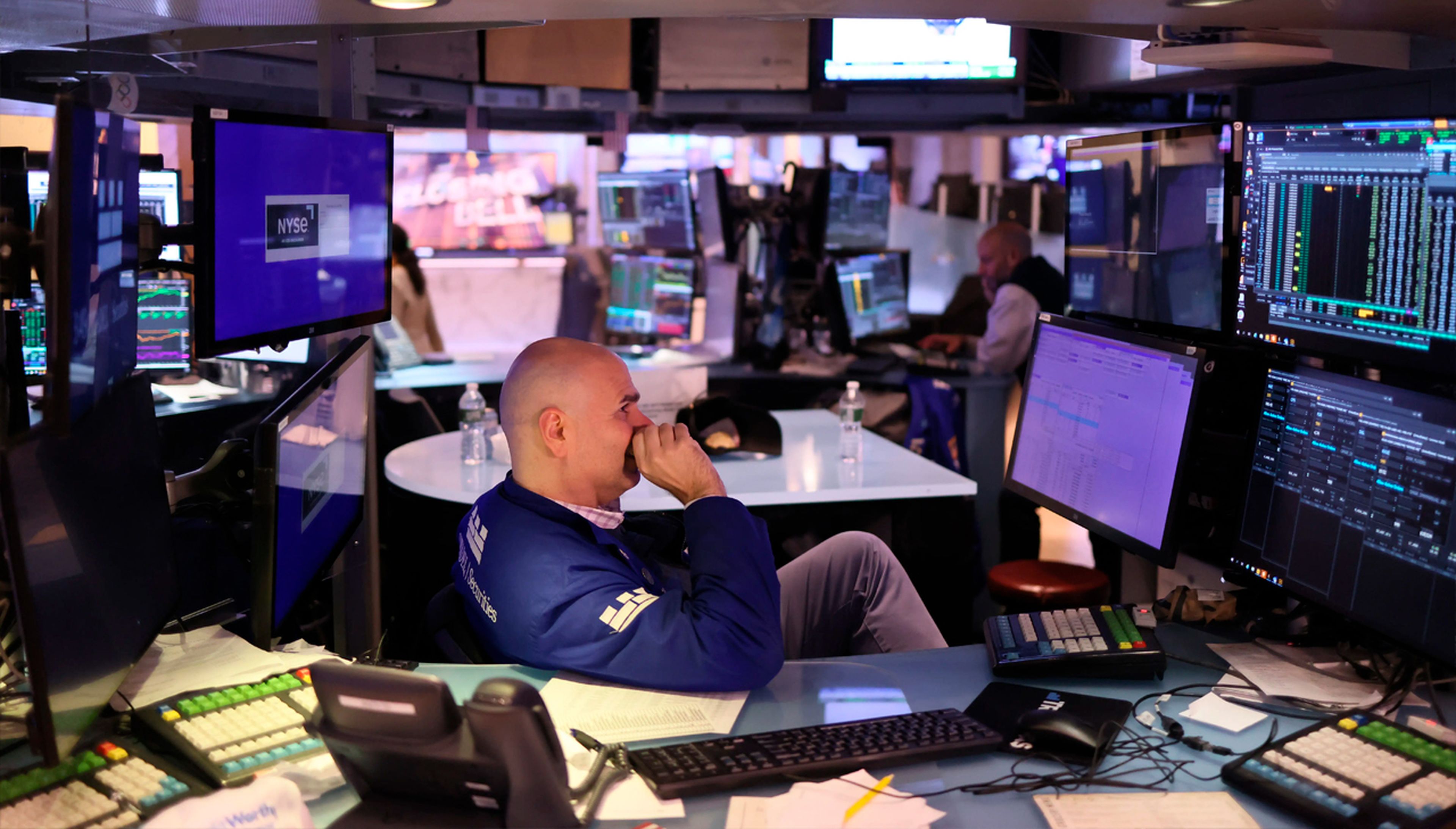 Trader trabajando en el parqué de la Bolsa de Nueva York durante la tarde del 03 de noviembre de 2023.