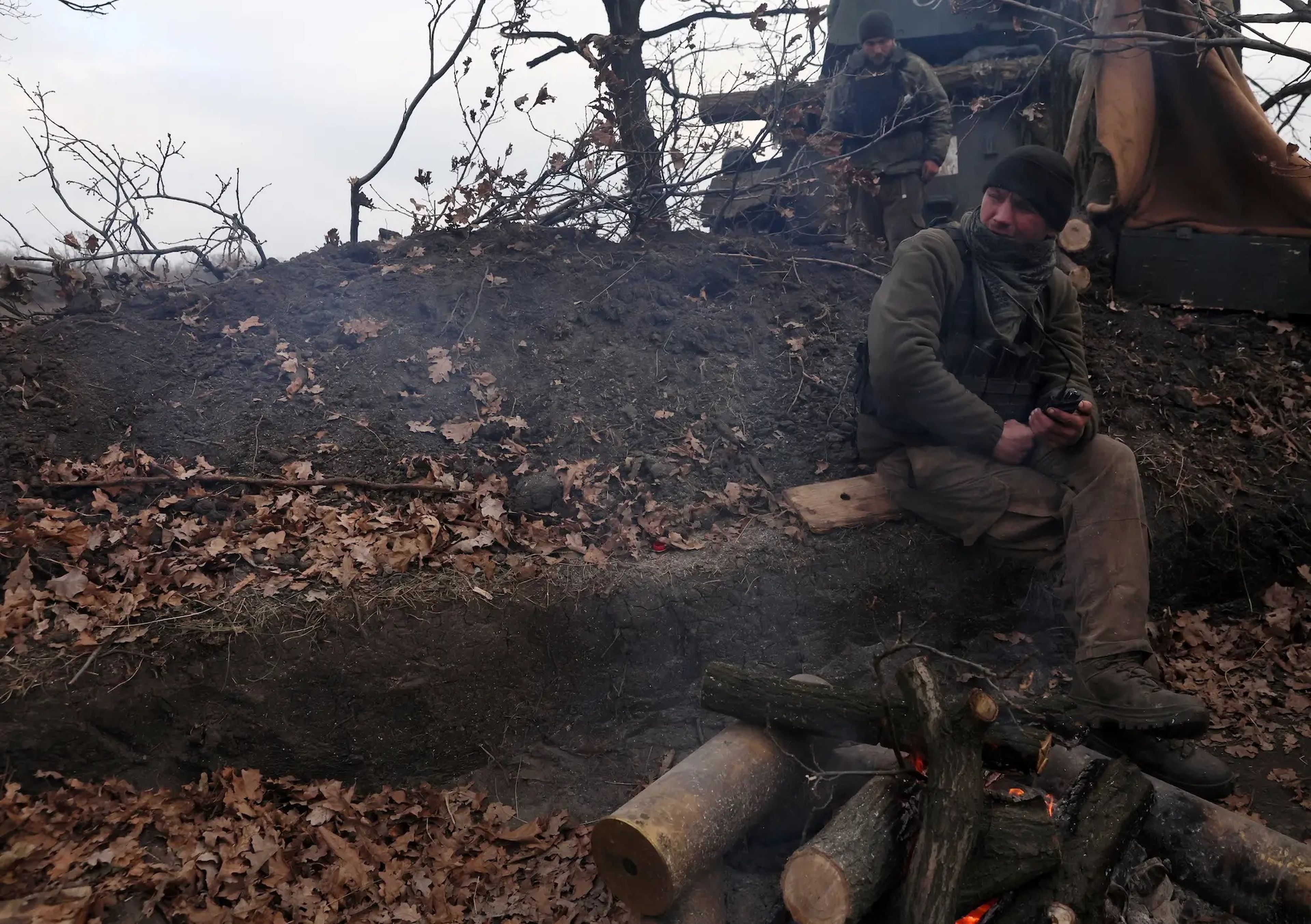 Un soldado ucraniano se calienta junto a una hoguera en la región ucraniana de Donetsk mientras espera las coordenadas para atacar un objetivo militar ruso en diciembre de 2022. 