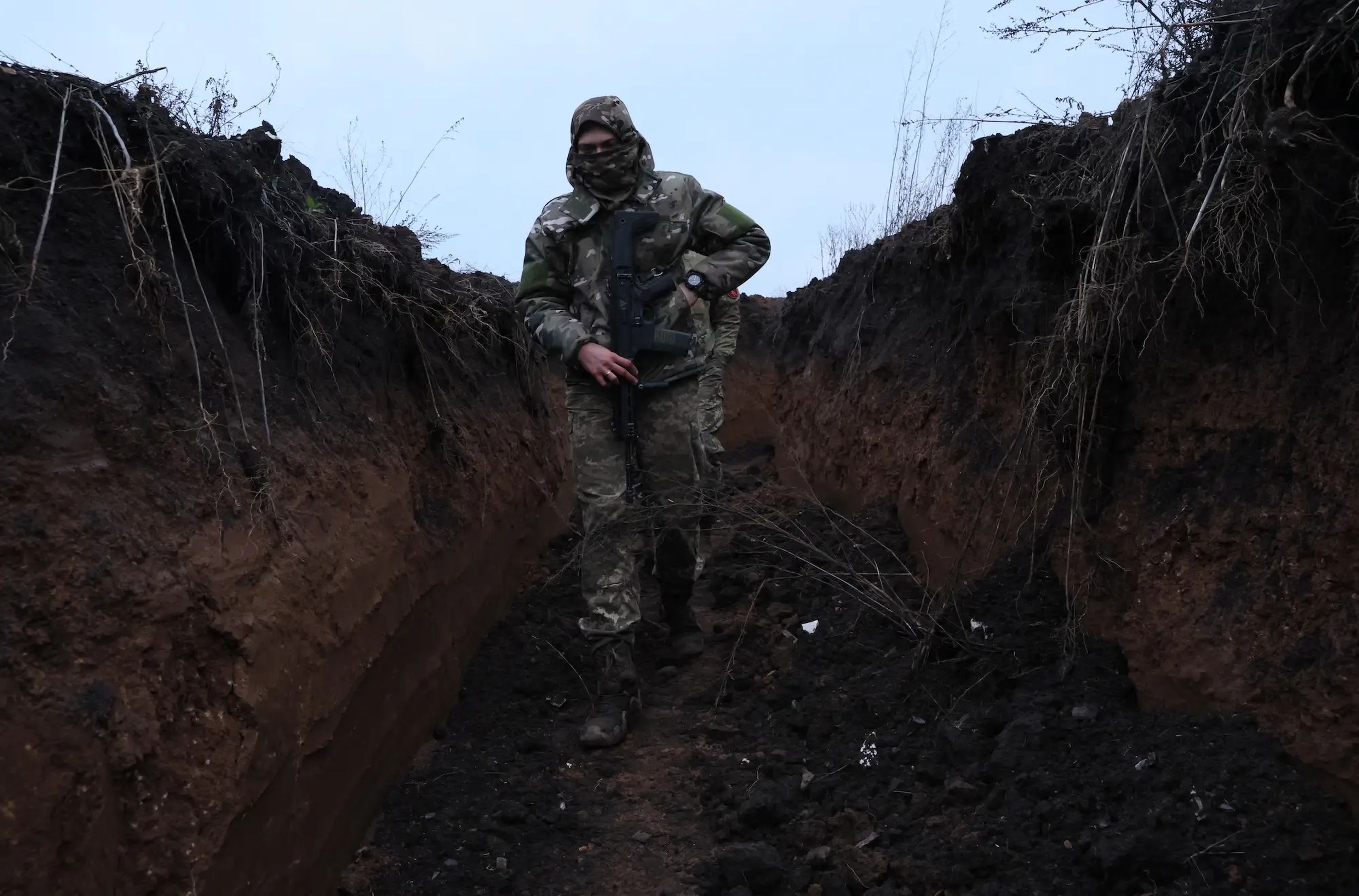 Un soldado ucraniano camina entre trincheras cerca de Bajmut, Ucrania, en noviembre de 2022. 