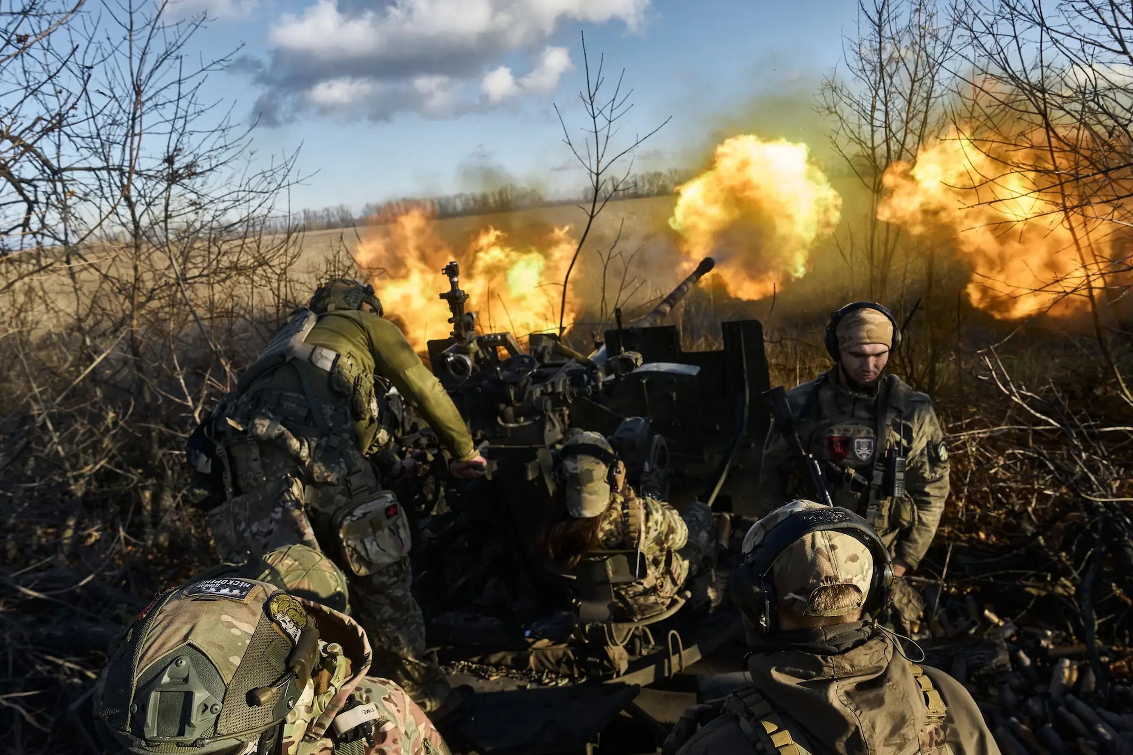 Miembros de la 56ª Brigada de Ucrania disparan un AZP S-60 cerca de Bakhmut el 10 de noviembre de 2023.