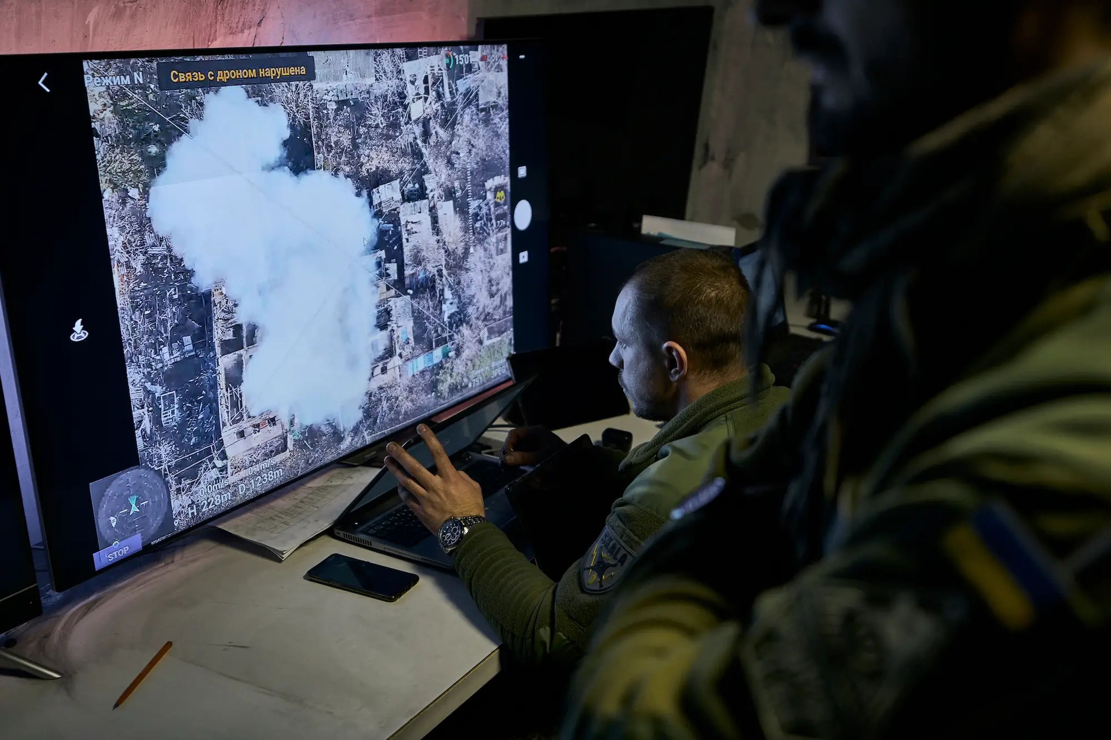 Soldados ucranianos observan la señal de un dron desde un centro de mando subterráneo en Bajmut el 25 de diciembre de 2022. 