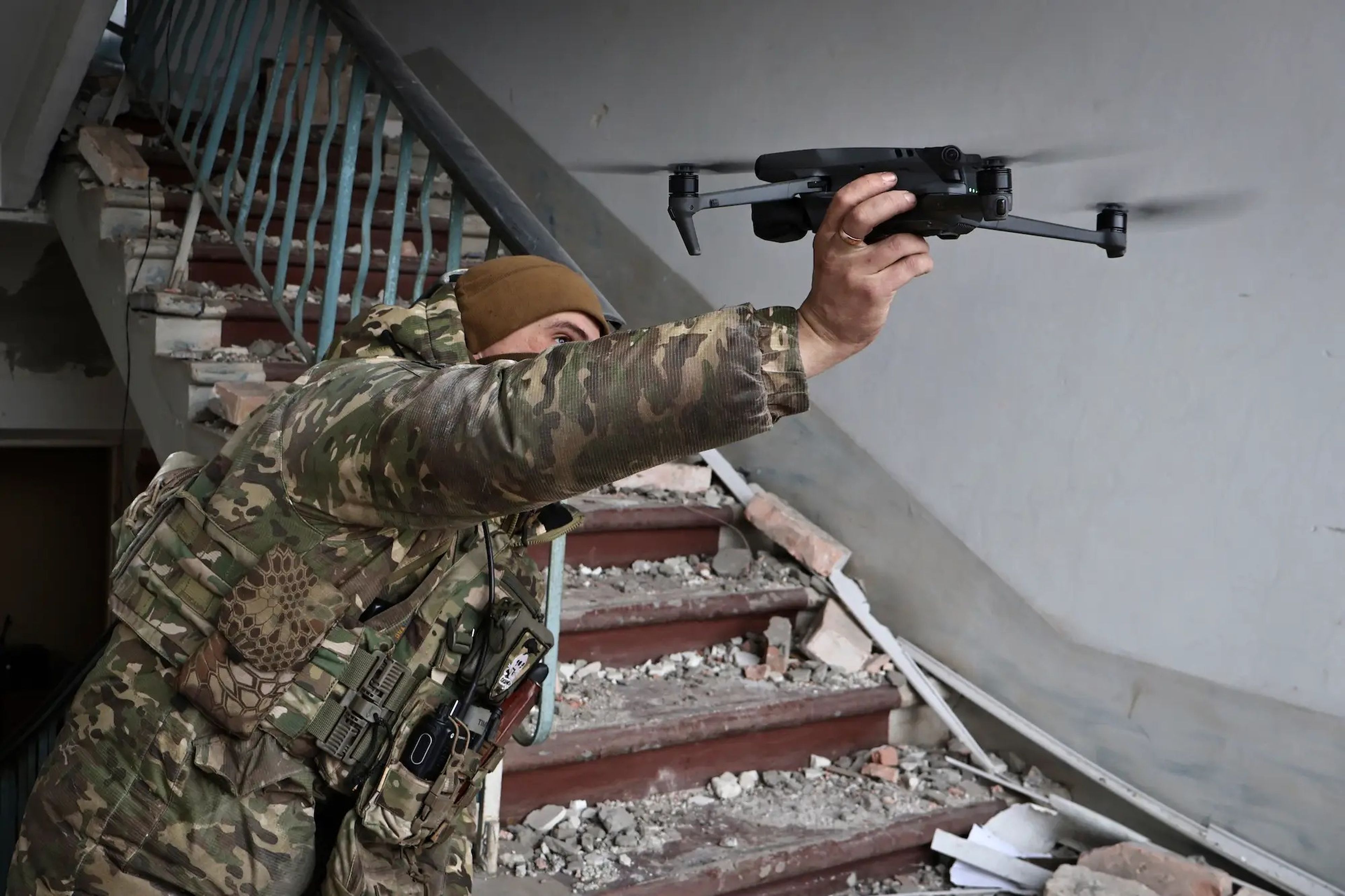 Un soldado ucraniano lanza un dron en Bajmut en marzo de 2023. 