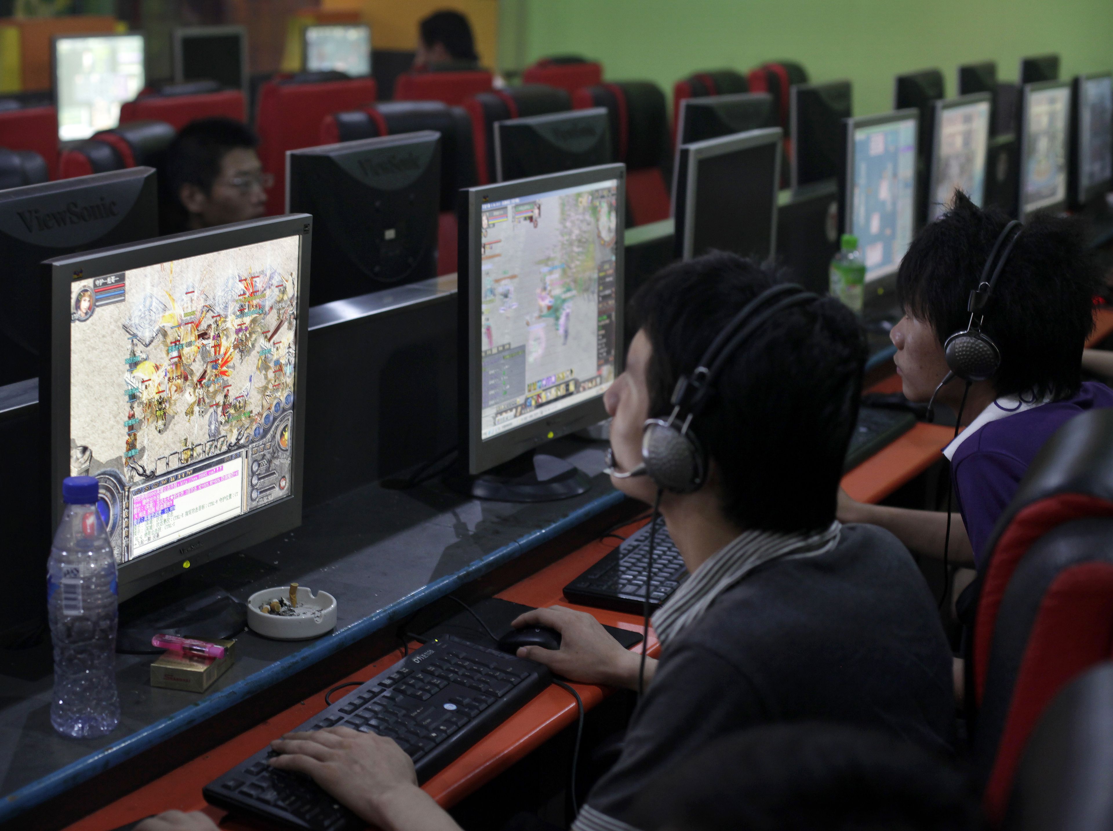Varias personas juegan a videojuegos en un cibercafé del centro de Shanghai.JPG
