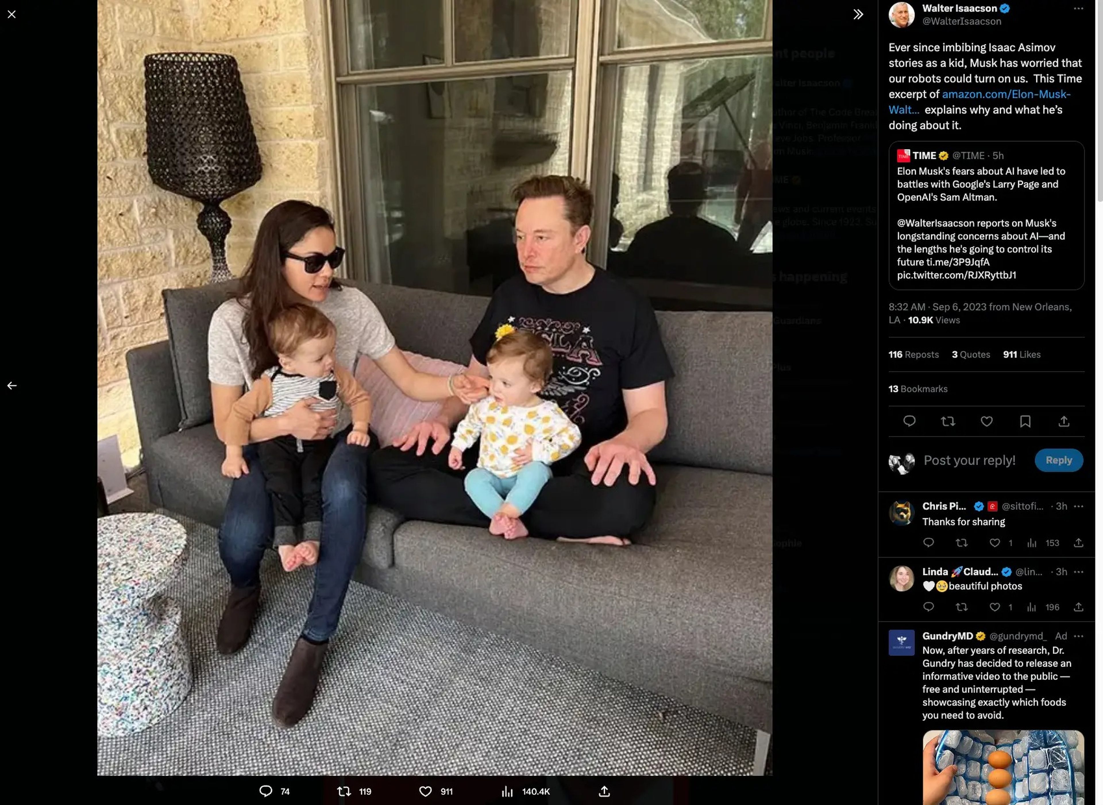 El biógrafo de Musk, Walter Isaacson, publicó una foto de Musk y Zilis con sus gemelos en X.