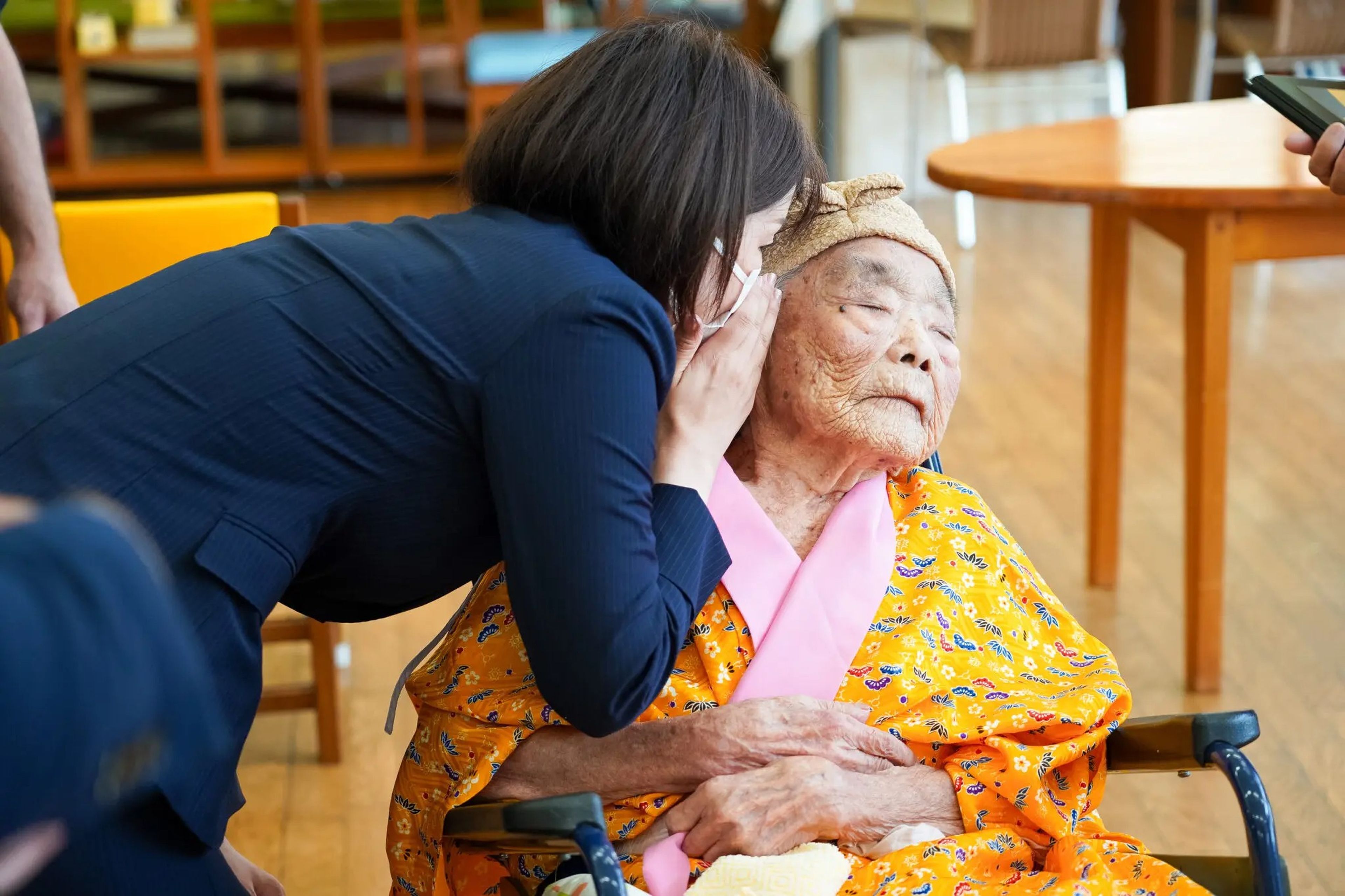 Yamamoto con Kikue Taira, una centenaria japonesa.