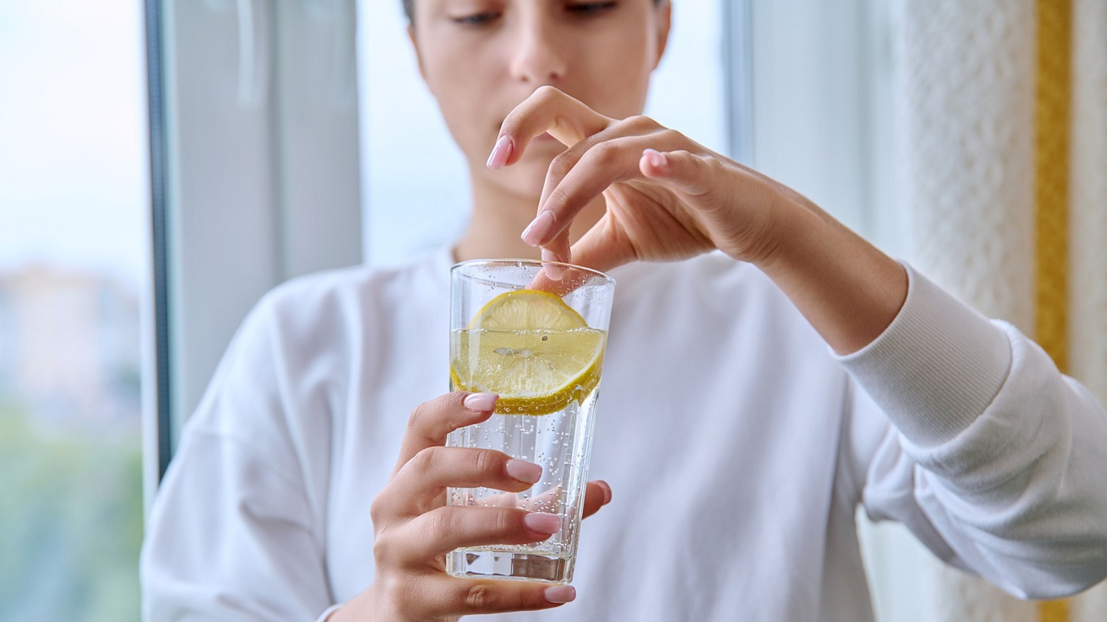 5 razones para tomar agua con limón en ayunas que mejoran tu organismo