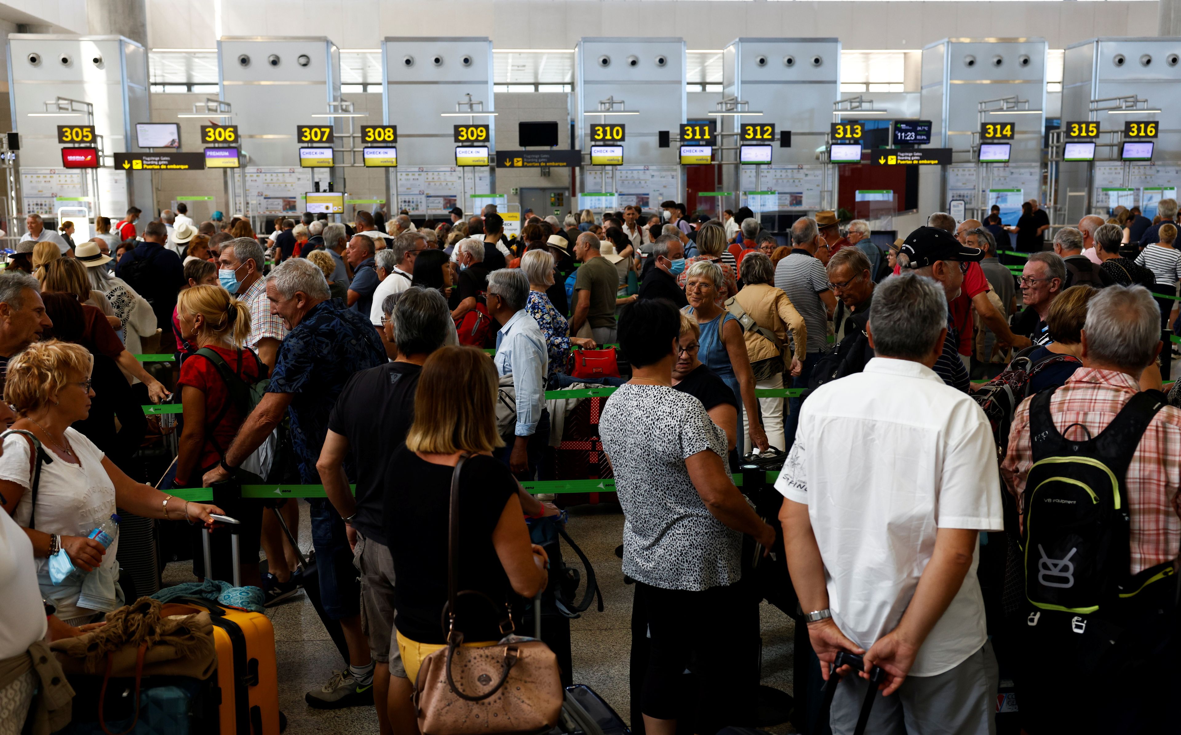 Aeropuerto lleno de gente