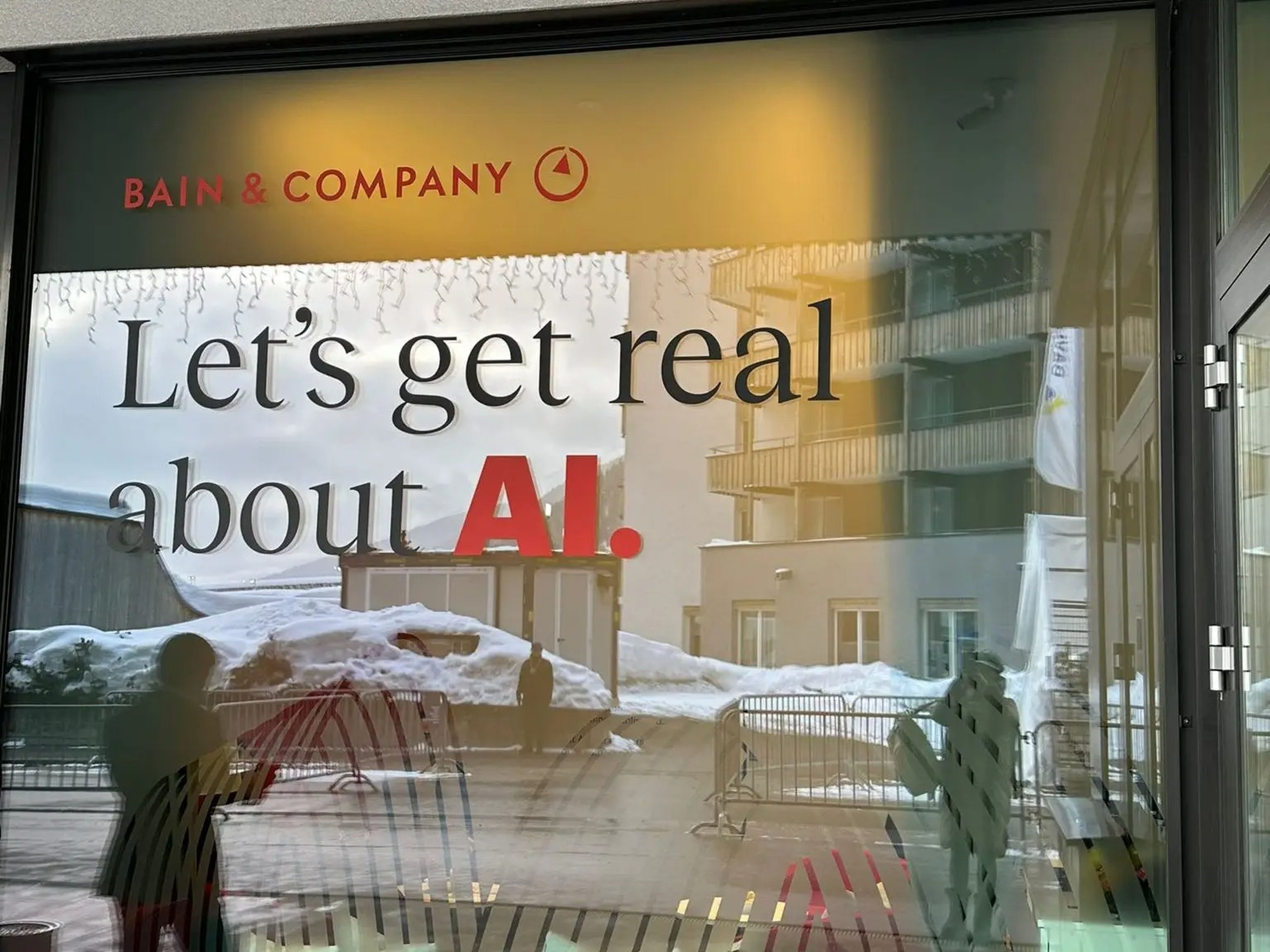 La consultora Bain quiere empezar a tomar decisiones reales y concretas en lo que se refiere al empleo de la IA.