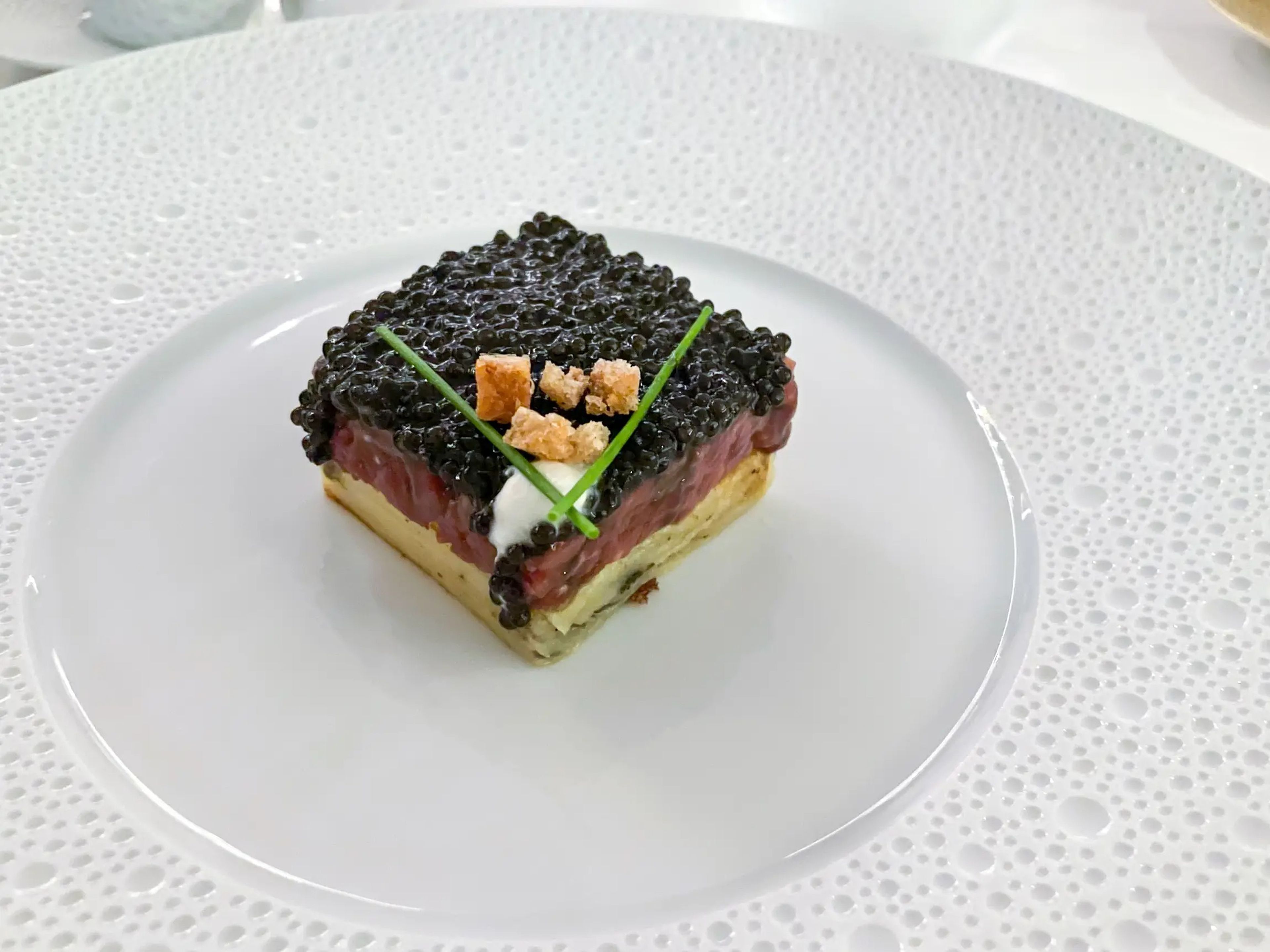 El steak tartare del restaurante Chartreuse estaba cubierto de caviar.