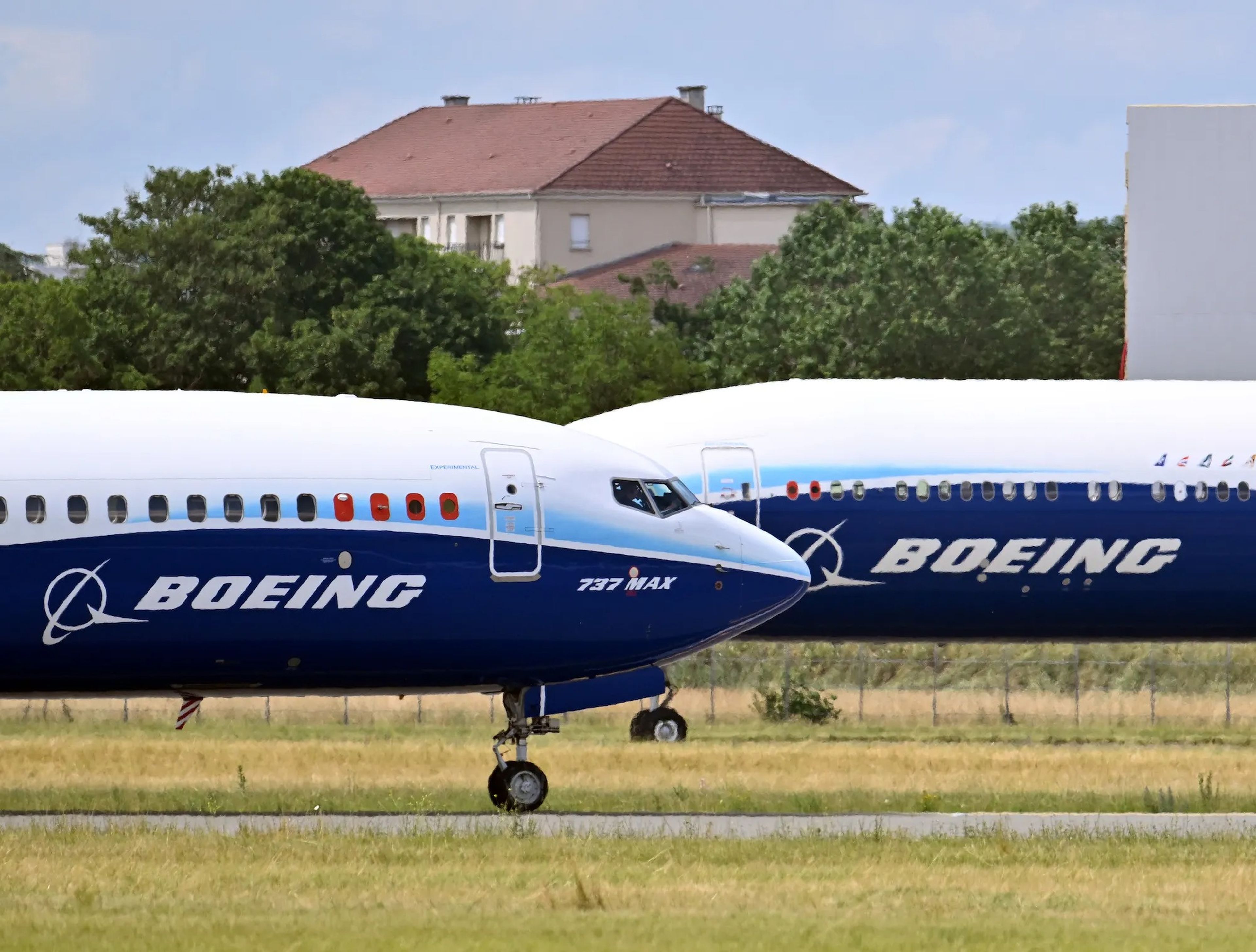 Boeing 737 Max cruza por delante de un Boeing 777x