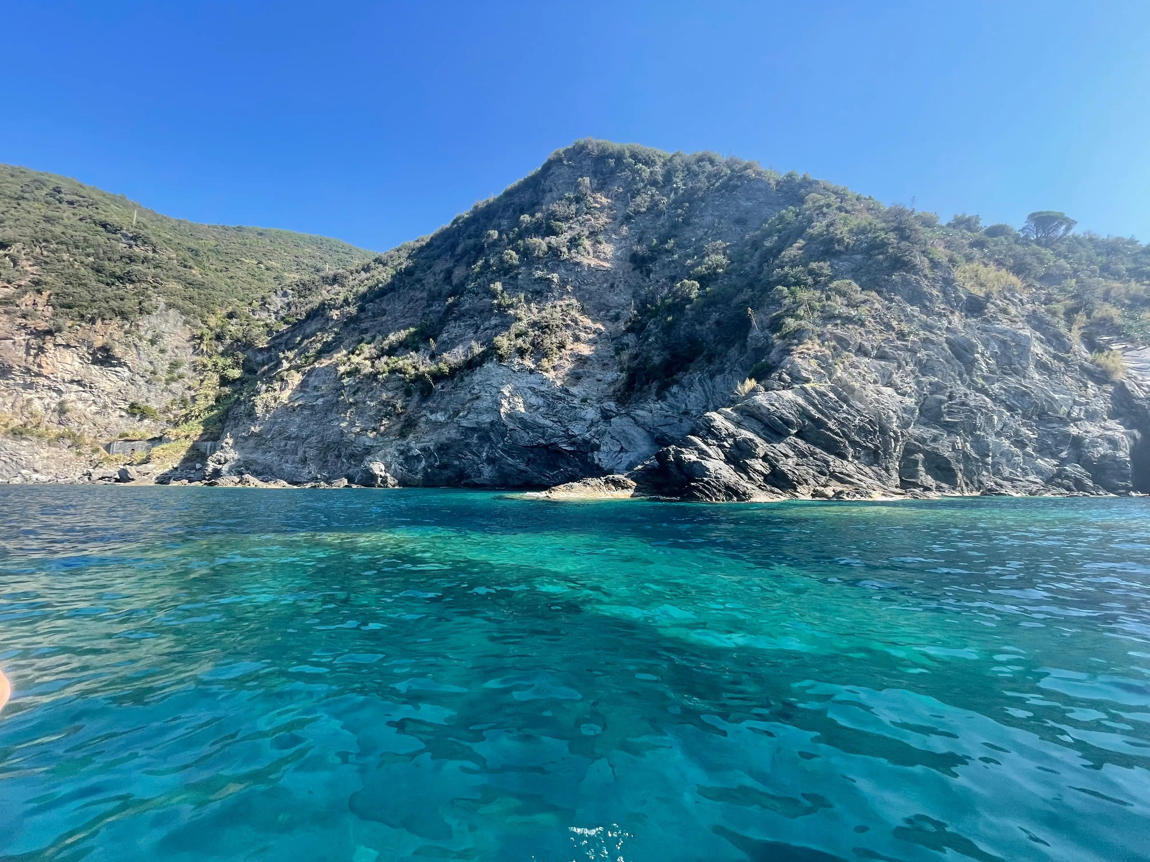 Nos bañamos en sus aguas cristalinas durante nuestra visita a Cinque Terre.
