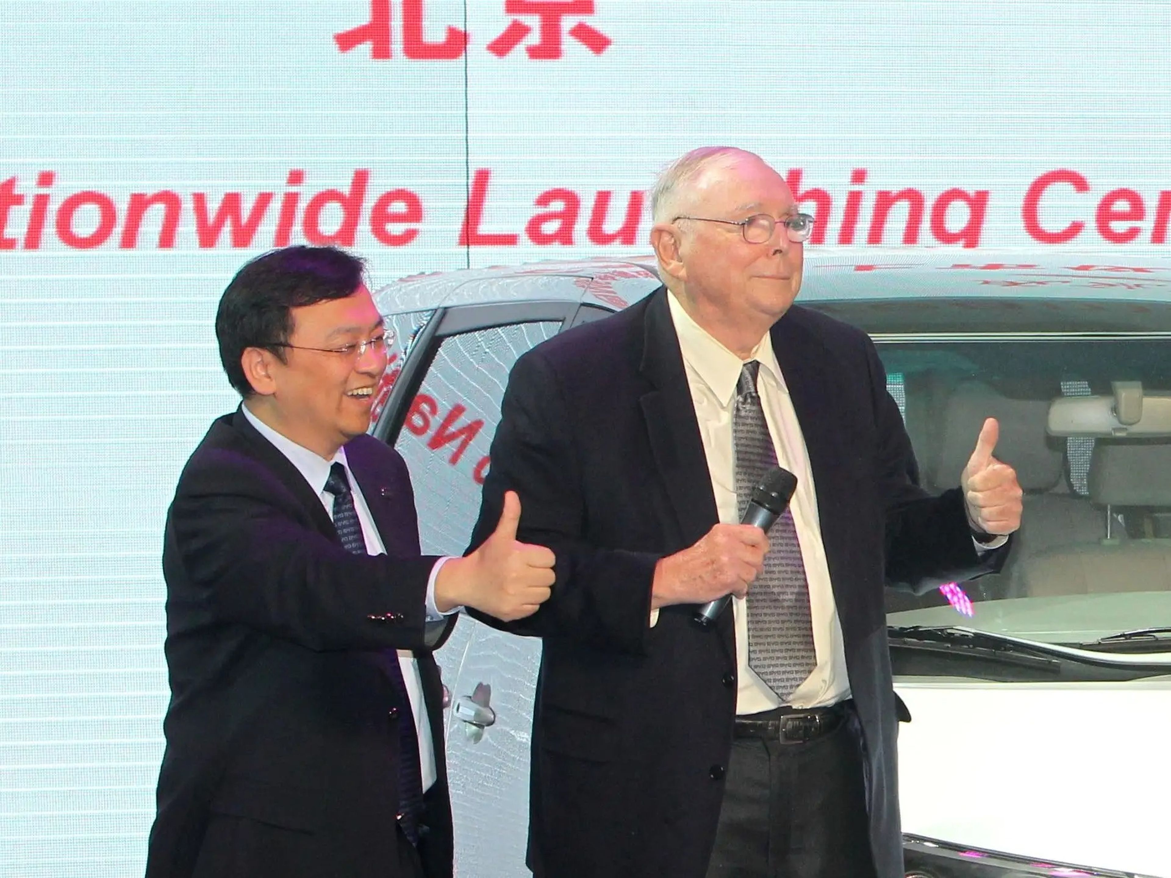 Charlie Munger saluda a Wang Chuanfu, fundador de BYD, en 2010.