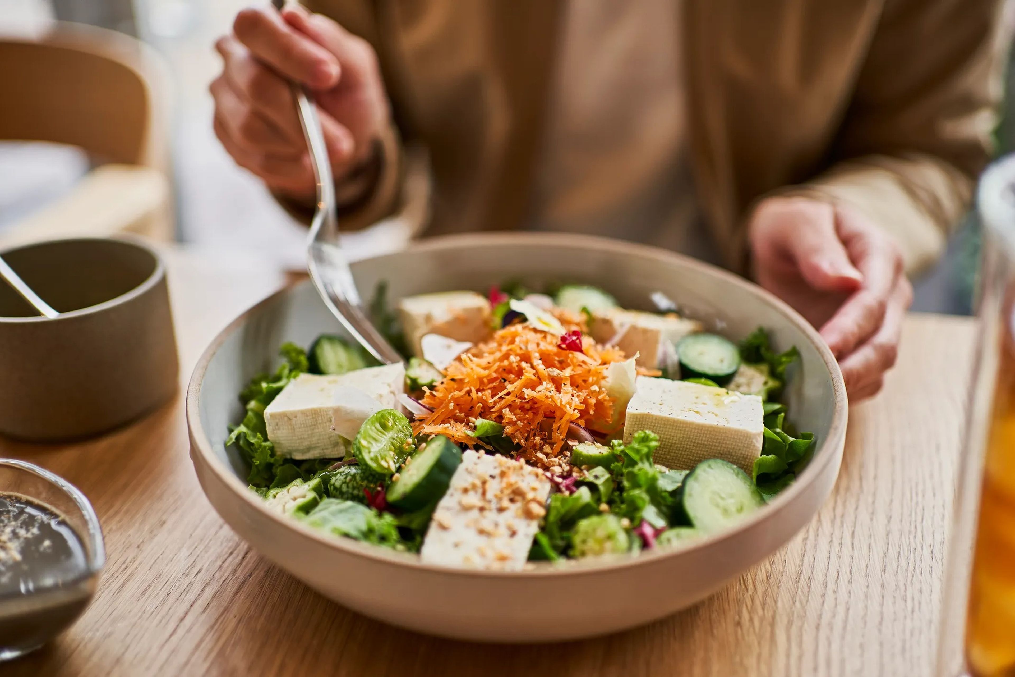 Fuentes de origen vegetal como el tofu y las legumbres pueden ser especialmente beneficiosas.