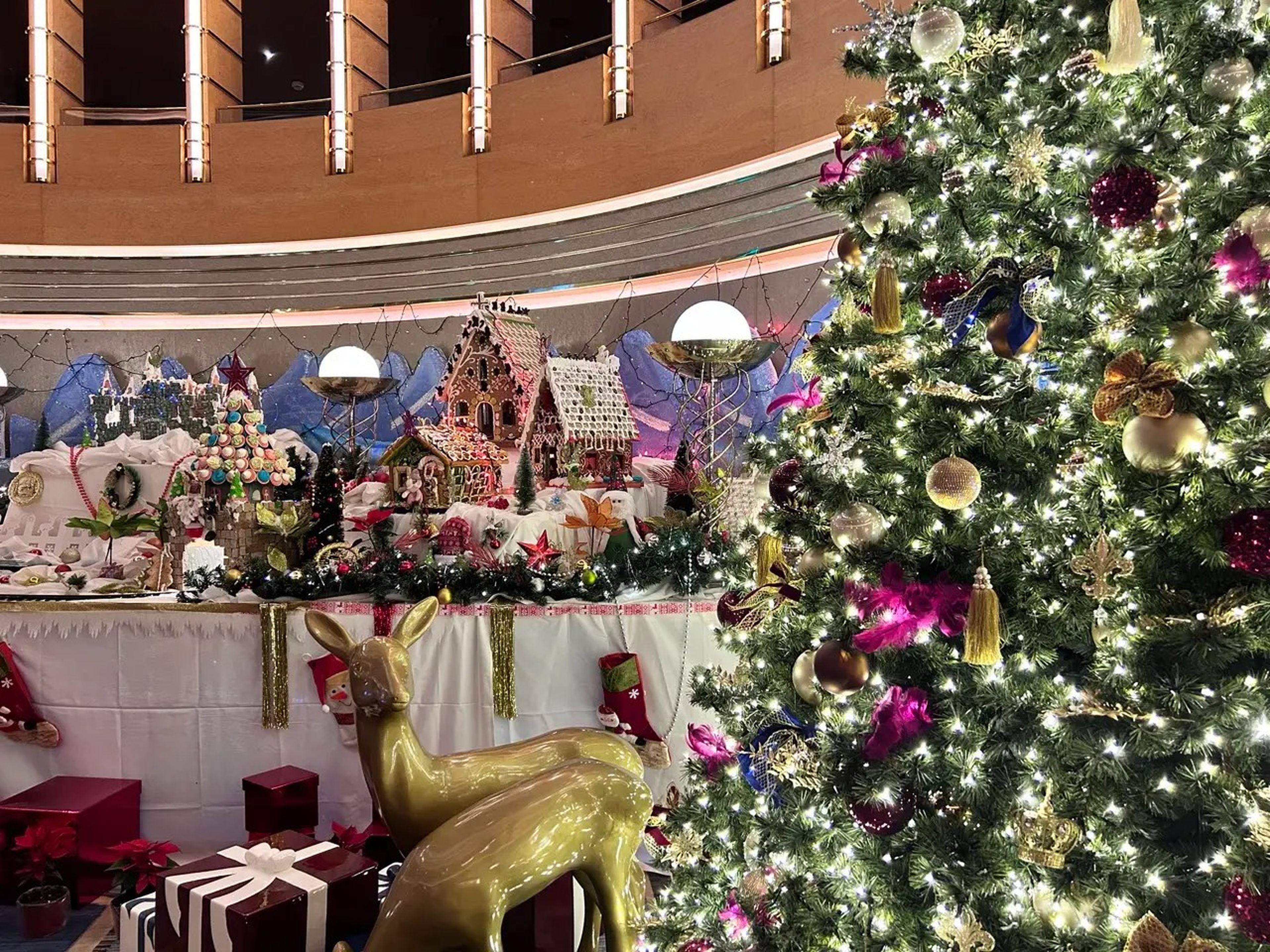 Mis decoraciones favoritas del barco eran el extenso pueblecito hecho con pan de jengibre y el árbol de Navidad principal del barco en la primera planta.