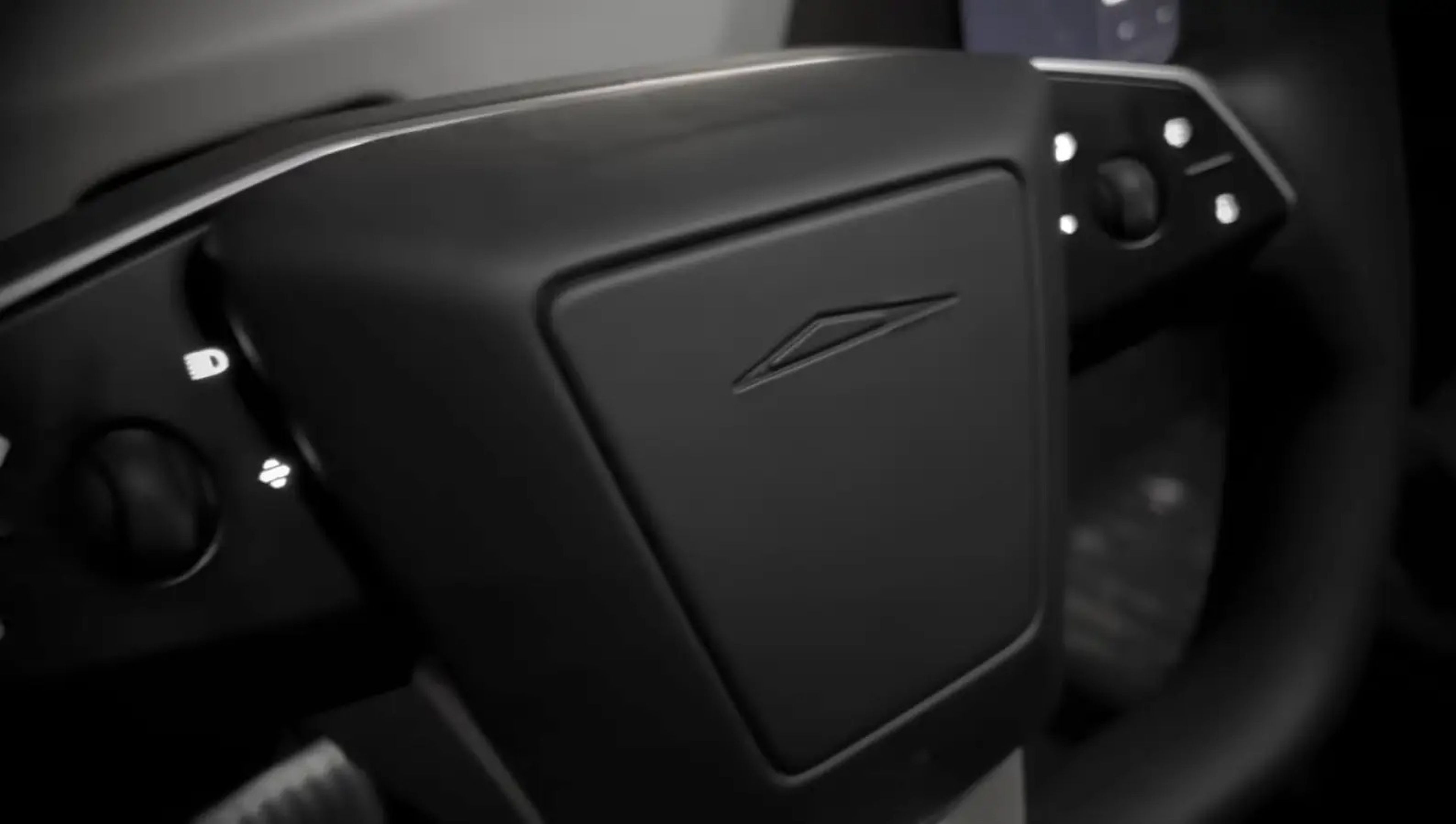 El volante del Cybertruck no tiene el logotipo de Tesla.