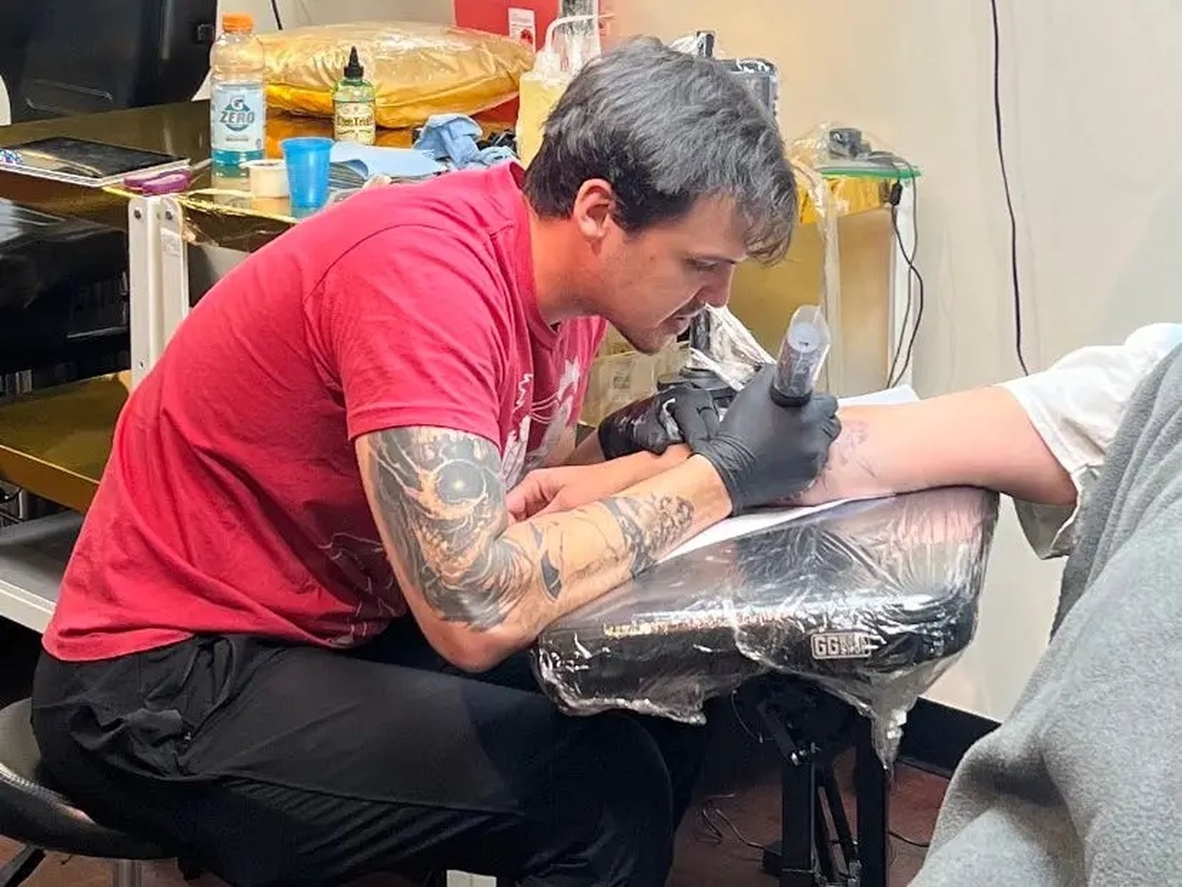 Daniel Sprague tatuando a un cliente.