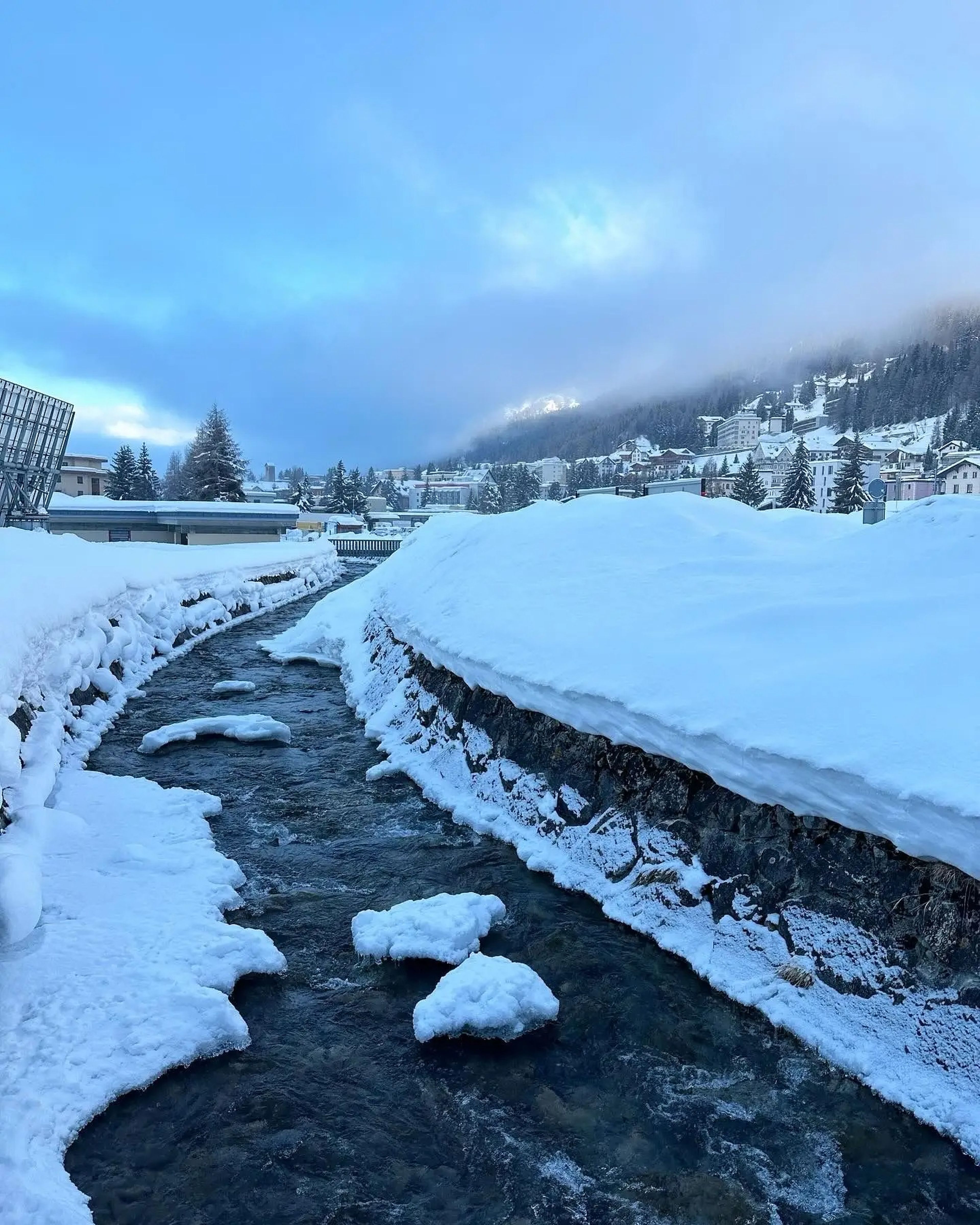 Hace frío, pero el río no está del todo helado en Davos. 