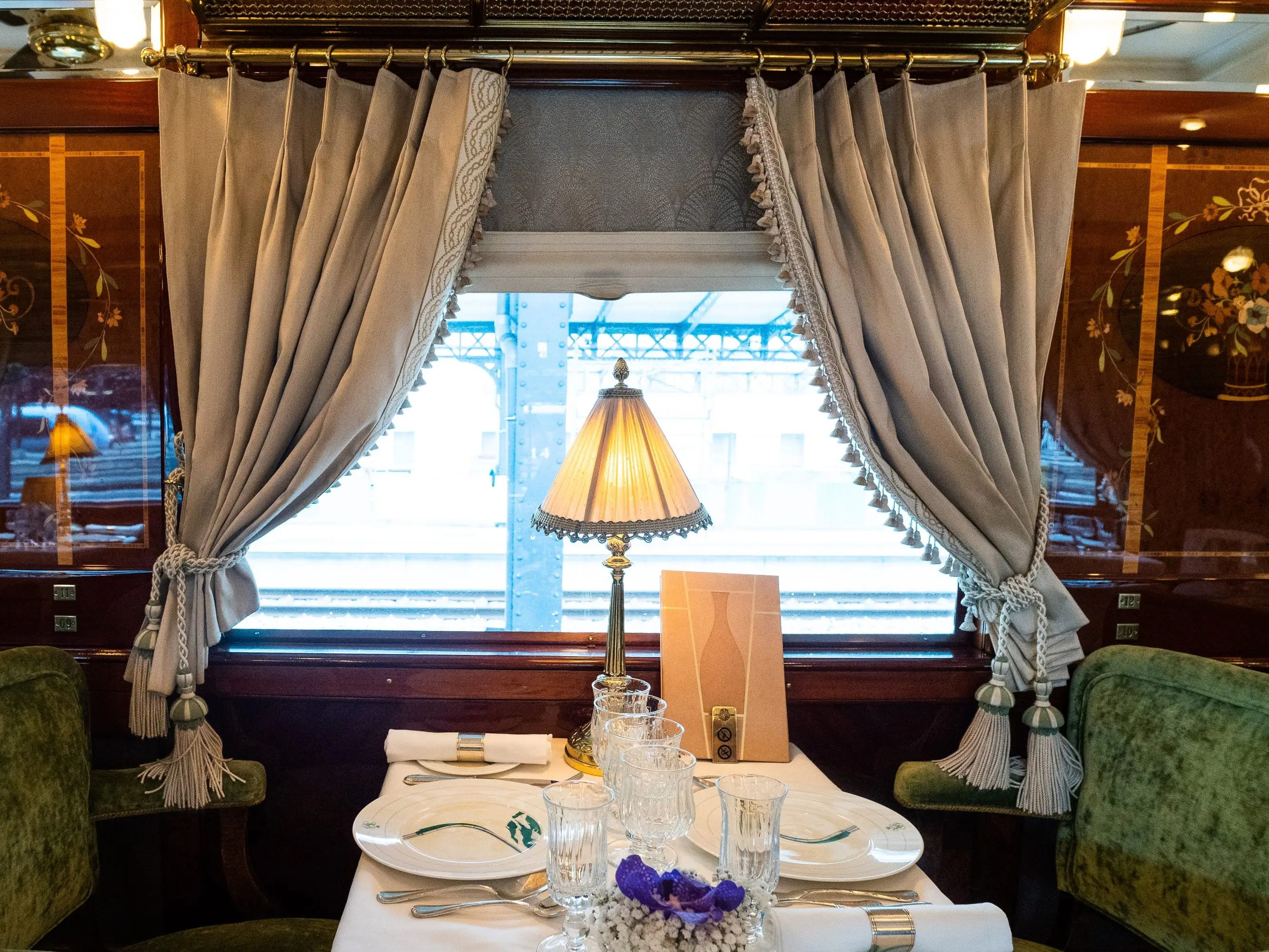 Una mesa dentro del restaurante Étoile du Nord del tren. 