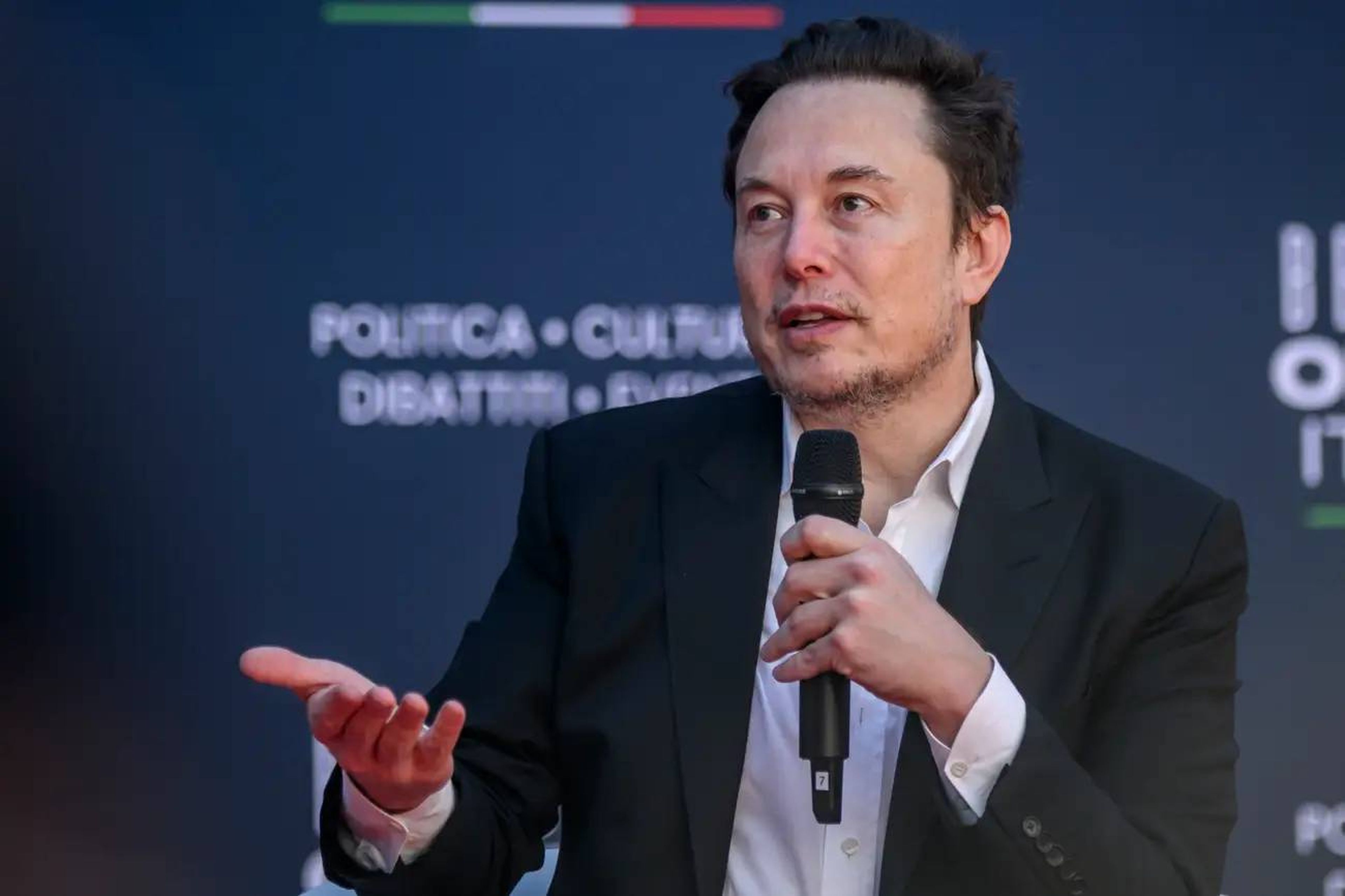 Elon Musk desarrolla proyectos de IA en Tesla al tiempo que dirige xAI.