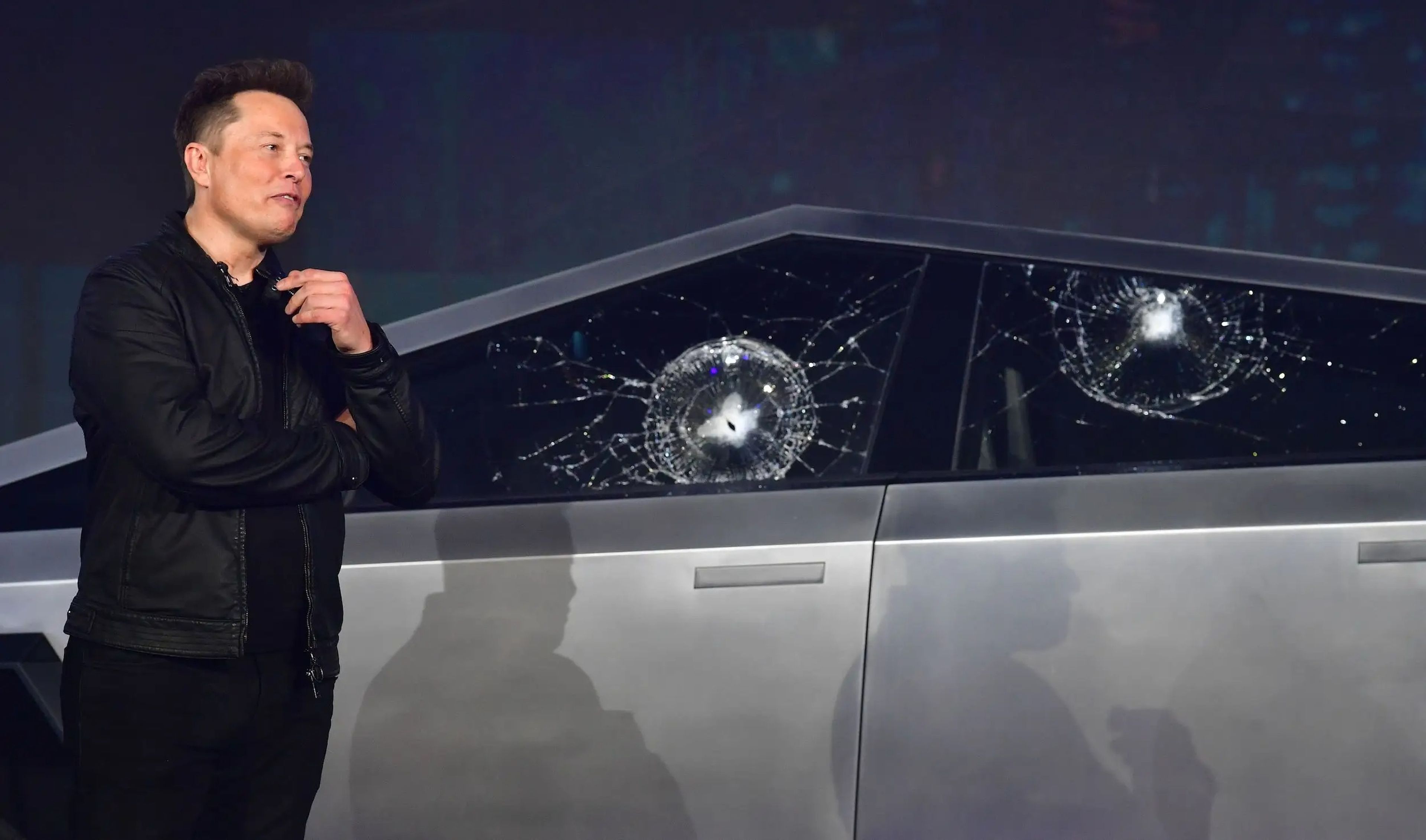 Elon Musk se quedó con la cara roja después de que las ventanas del Cybertruck fallaran en una demostración en 2019.