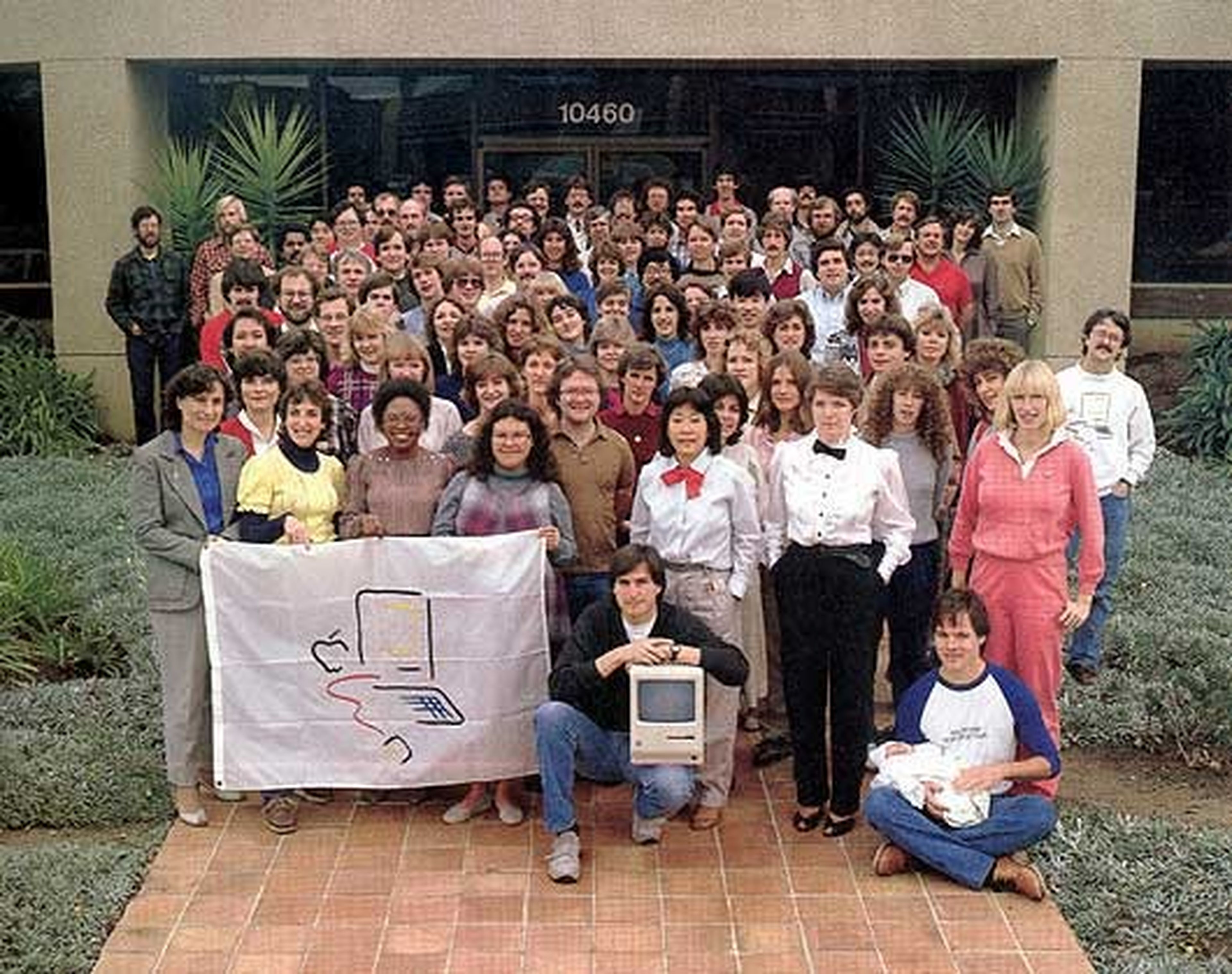 El equipo Macintosh fuera de la oficina de Bandley 3 en diciembre de 1983. Sebok es el cuarto por la derecha, en primera fila.