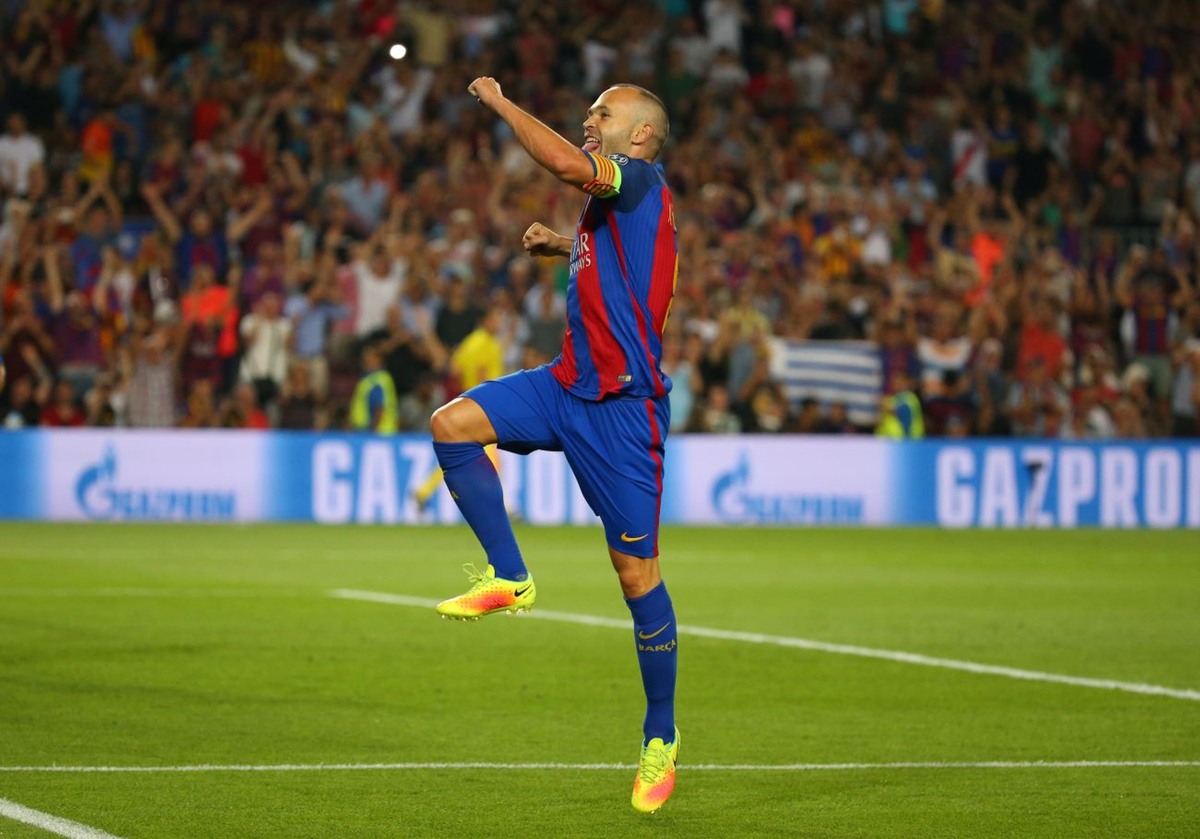 El futbolista Andrés Iniesta celebra un gol con el F. C. Barcelona