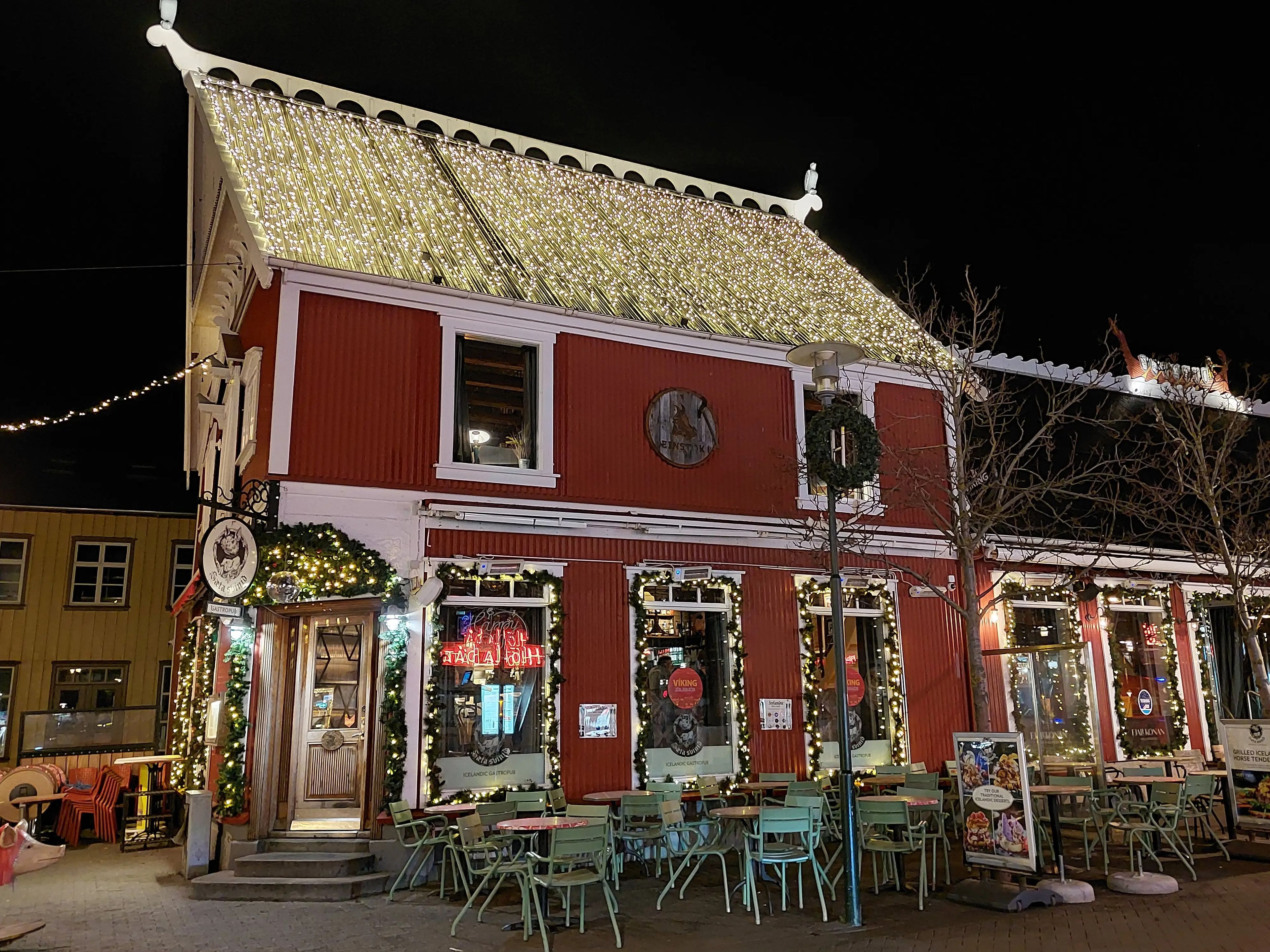 Este restaurante de Reikiavik estaba adornado con lucecitas que le daban un aspecto cálido y acogedor.