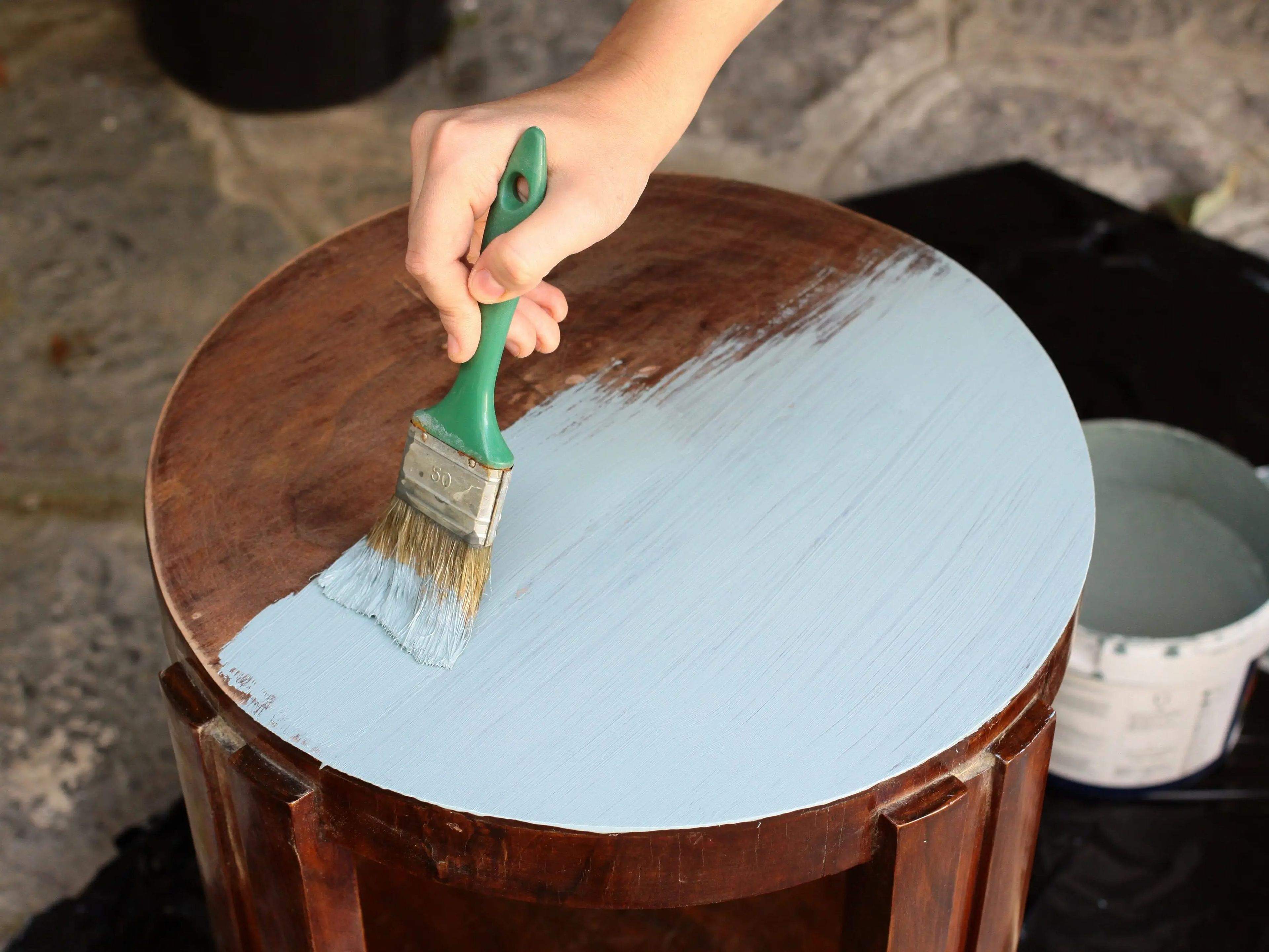Una mano de pintura puede realzar un mueble.