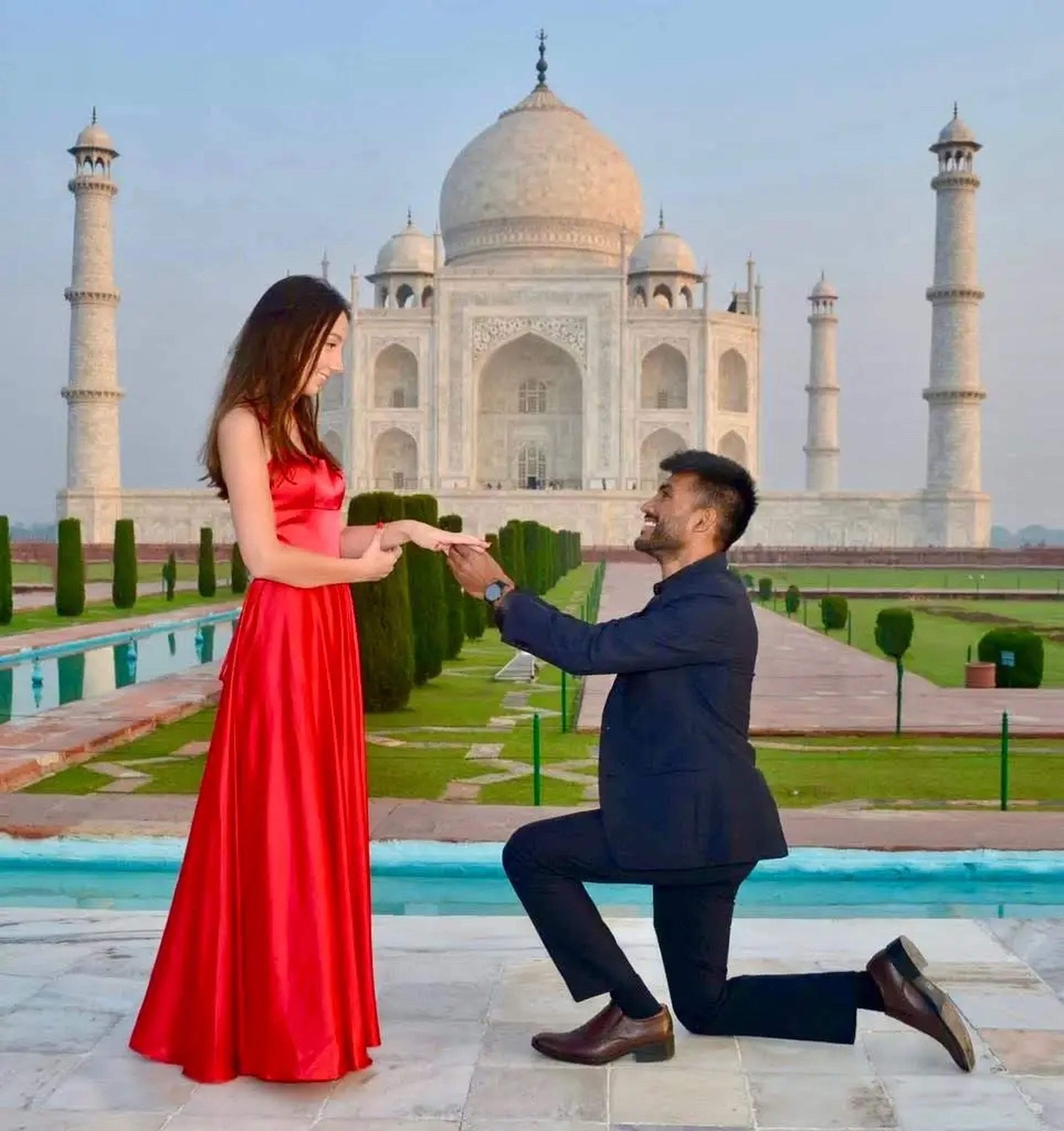 George le propuso matrimonio a su novia delante del  Taj Mahal.