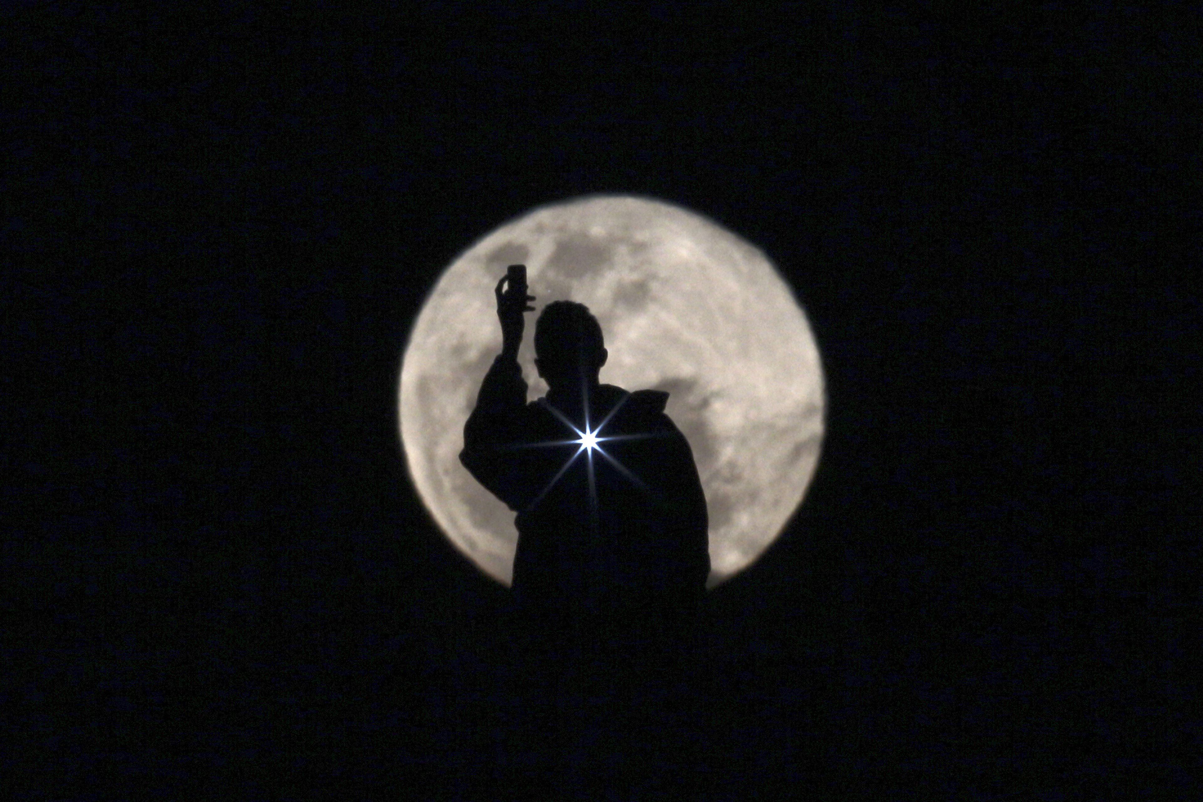 Hombre fotografiando la luna