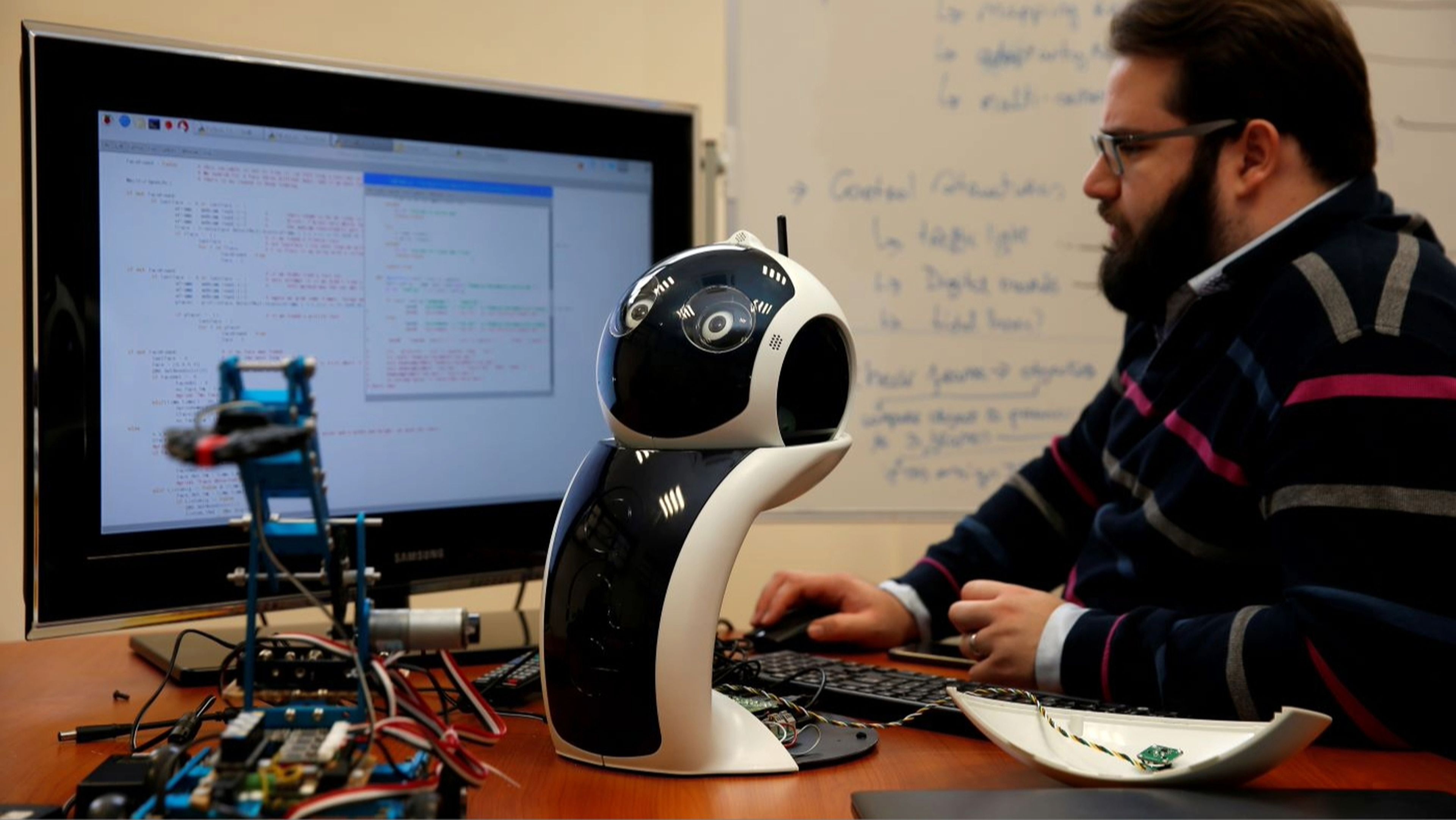 Un estudiante e investigador trabaja en su proyecto de inteligencia artificial para entrenar robots, en Malta.