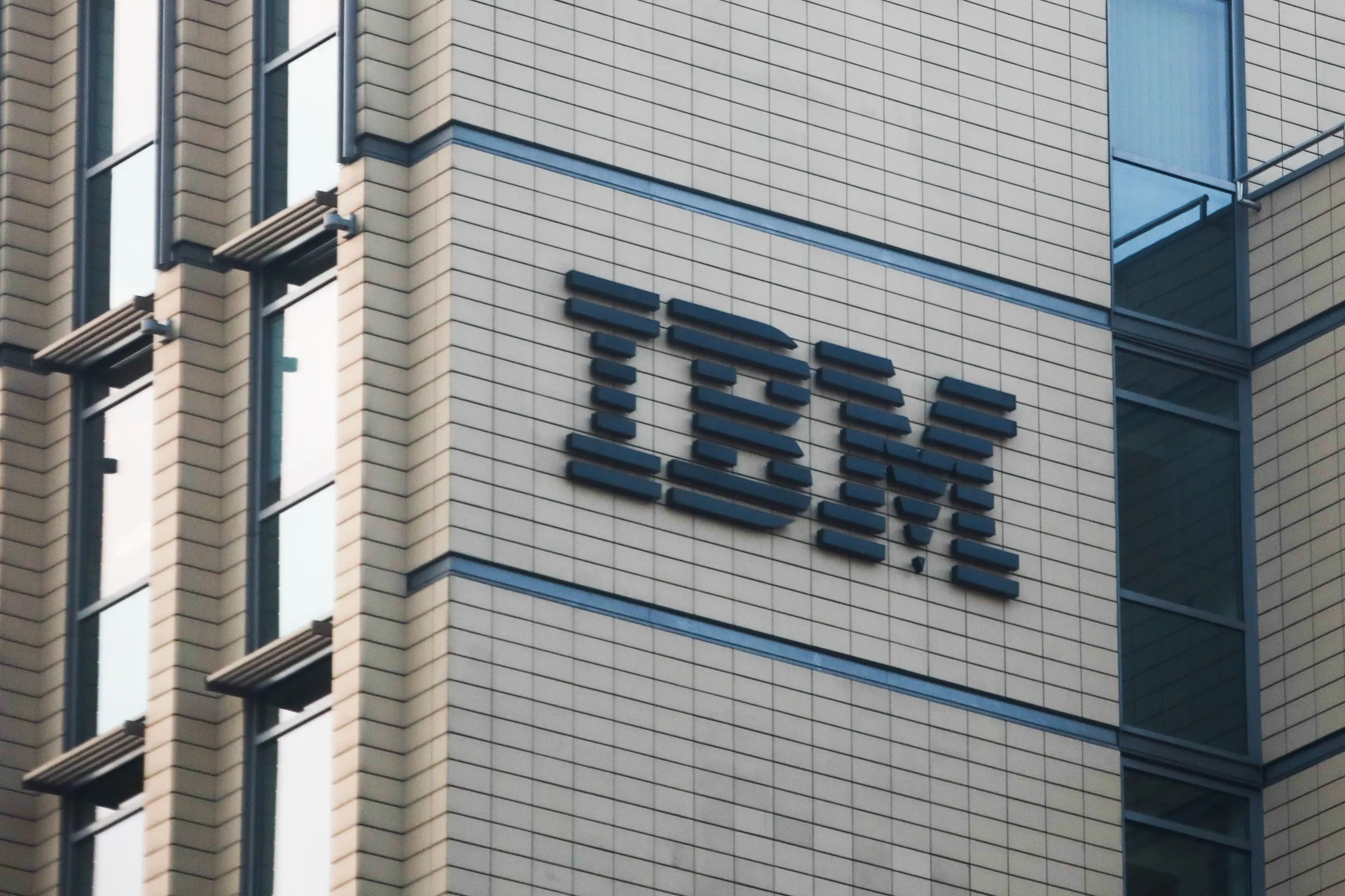 "Estamos exigiendo a los mandos intermedios y directores de personal en Estados Unidos que estén en la oficina al menos tres días a la semana", ha informado un portavoz de IBM a Bloomberg.