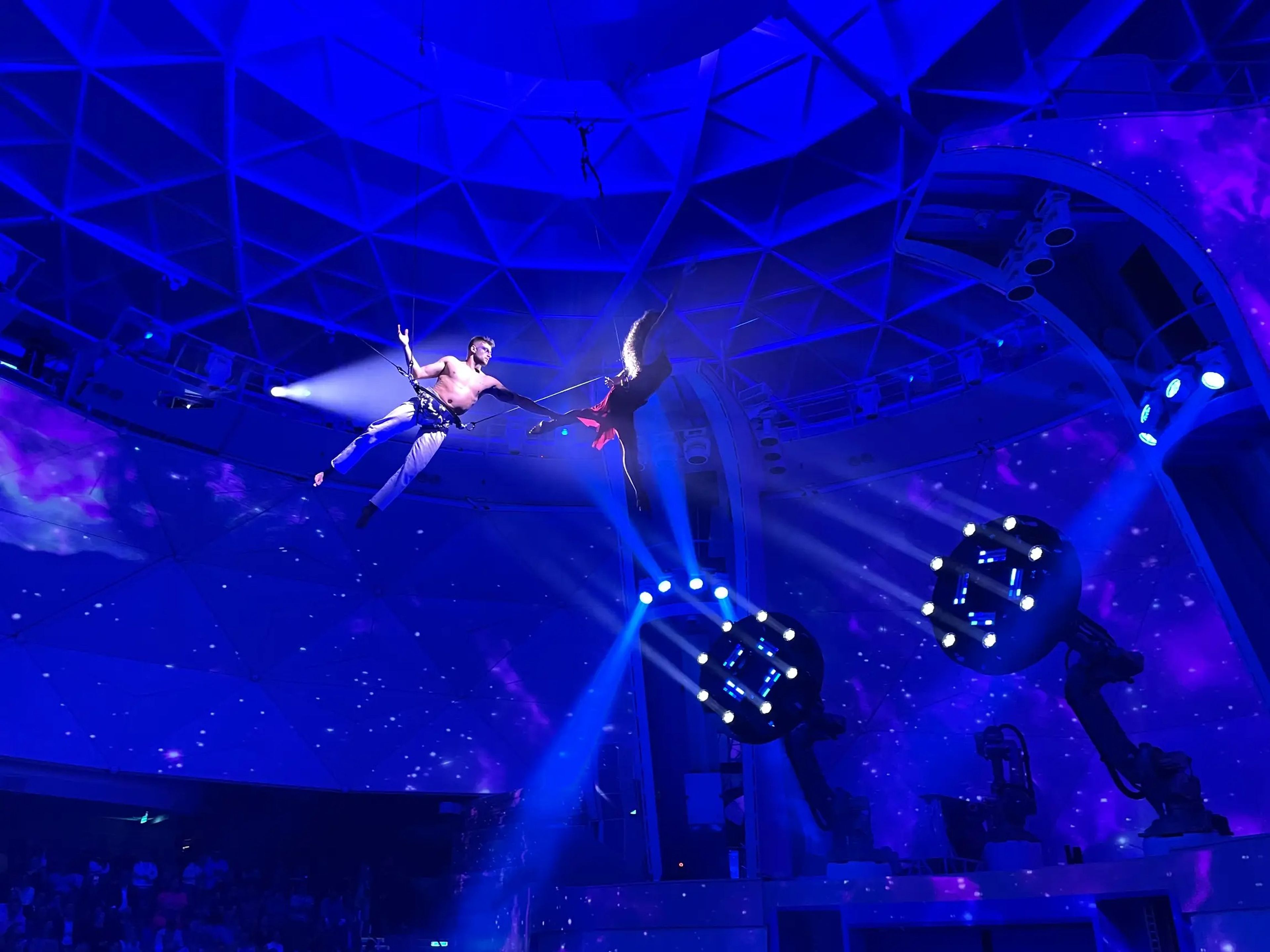 El entretenimiento en el Icon of the Seas incluye un espectáculo nocturno en su teatro acuático.